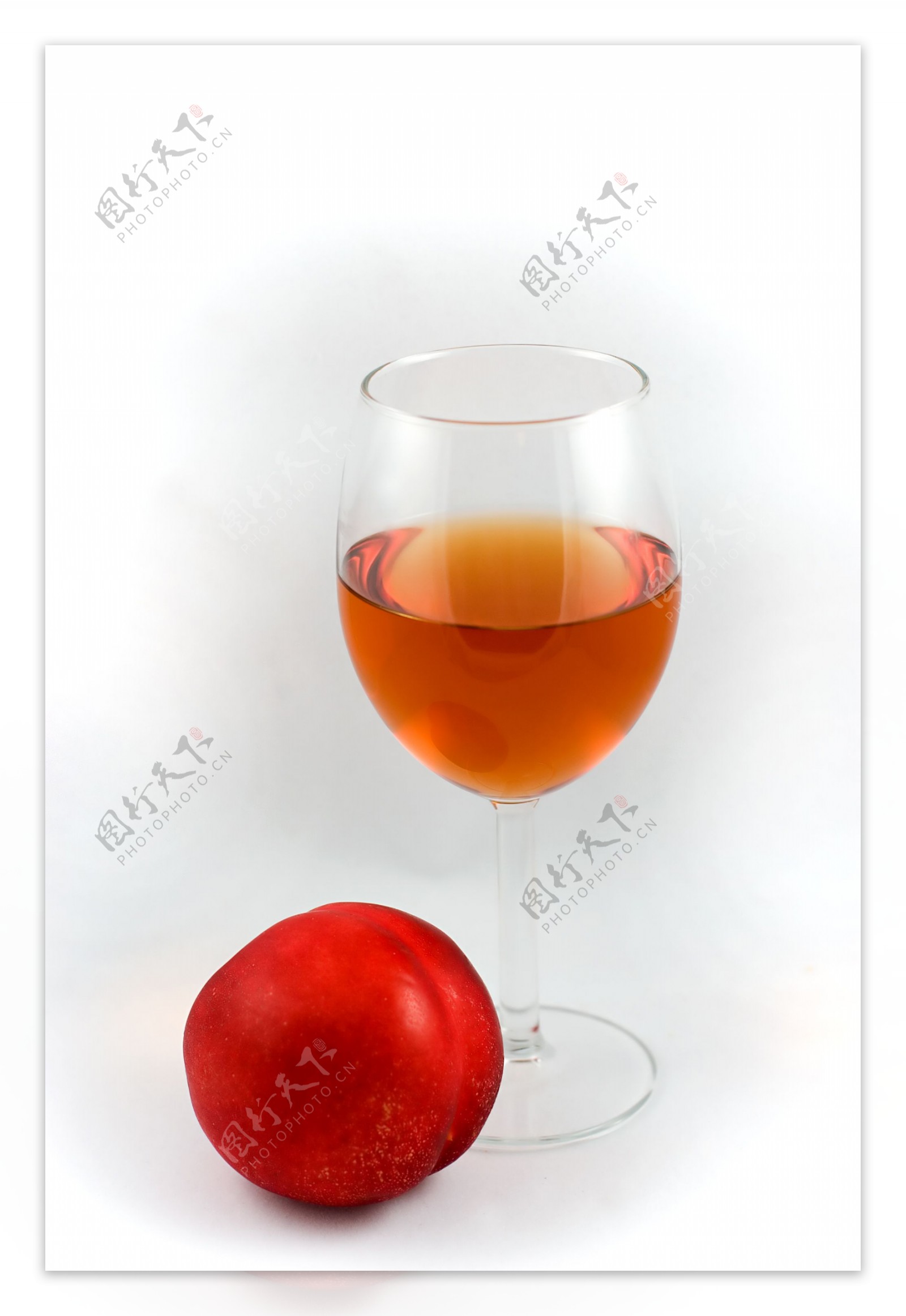 红酒和桃子图片