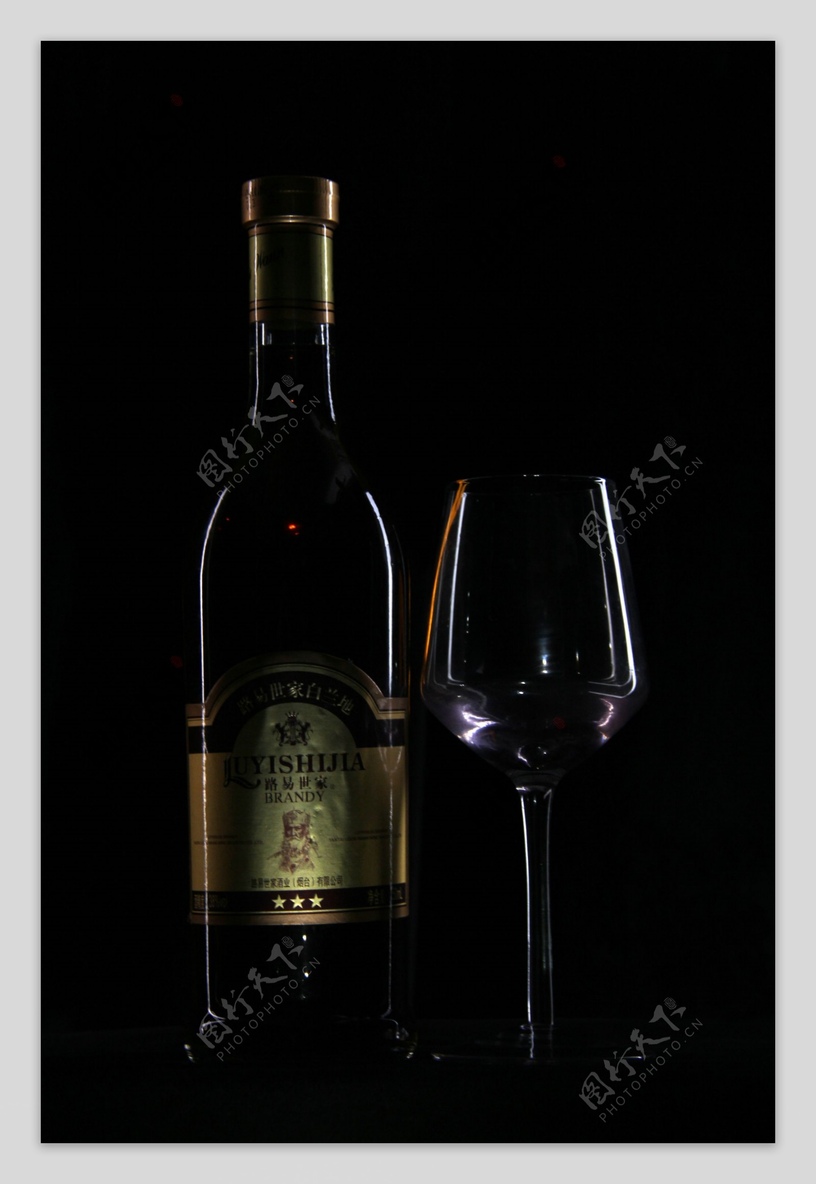 红酒瓶酒杯图片