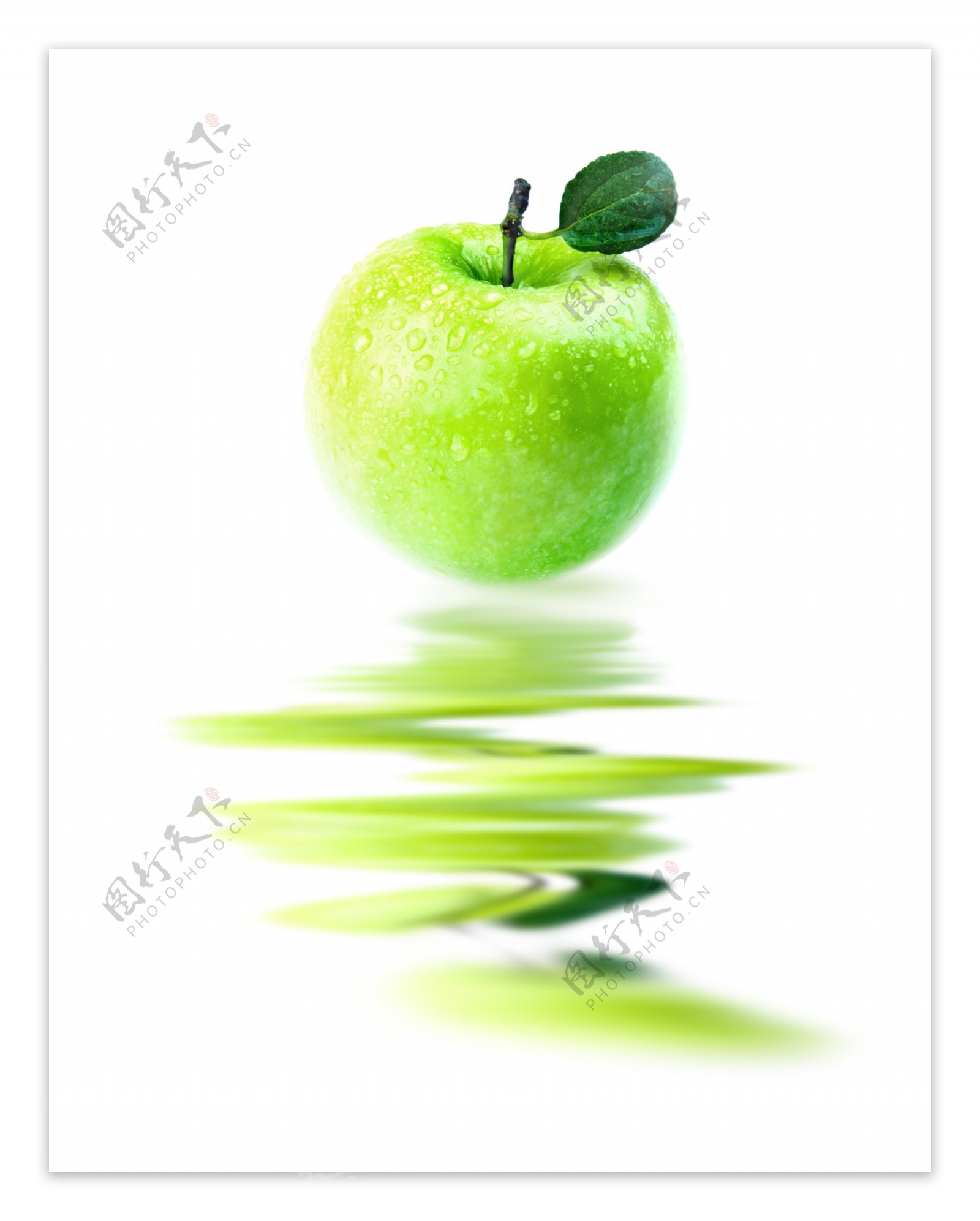 叶和水绿色苹果滴纯白色隔离