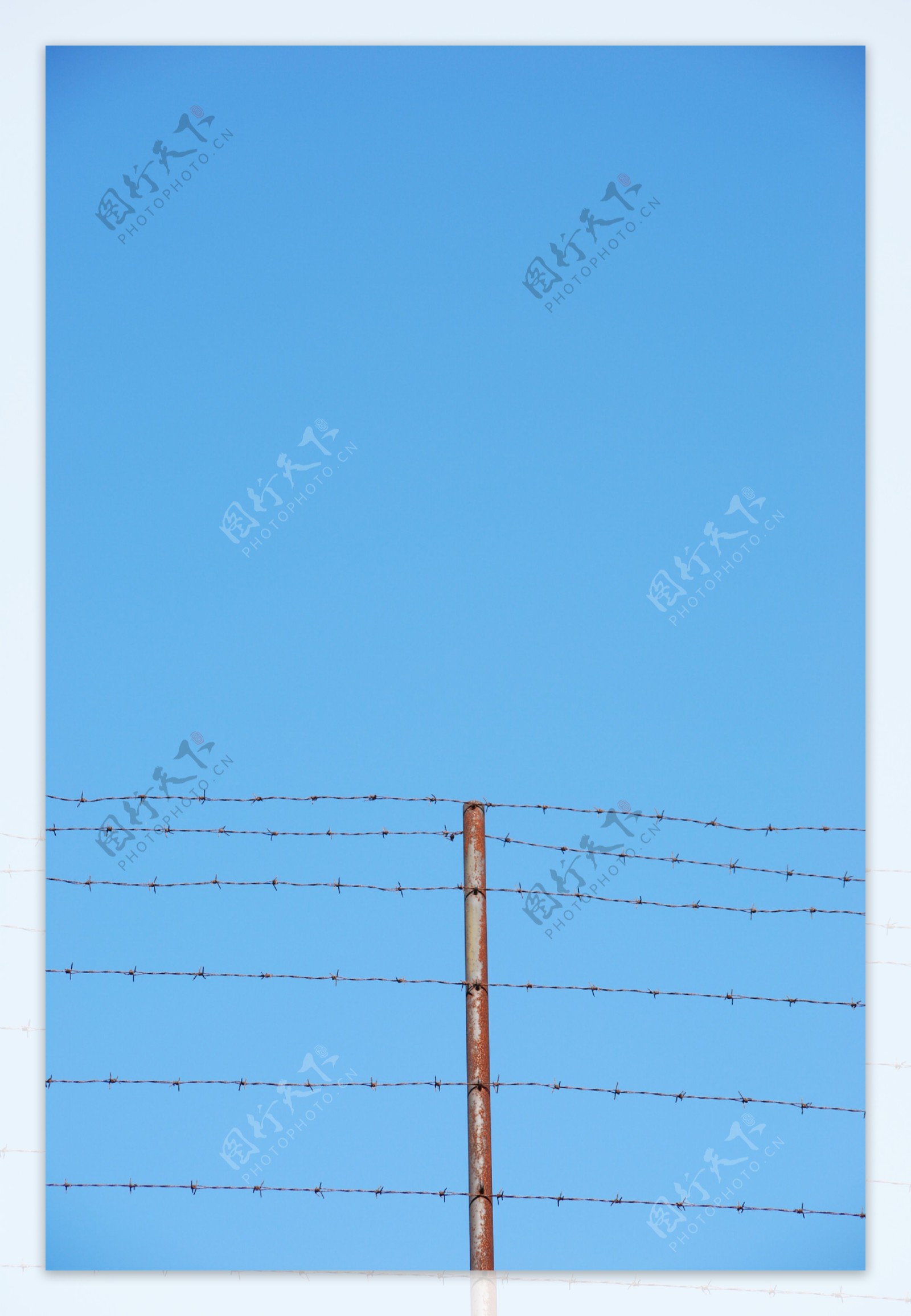 铁丝网在蓝色的天空背景