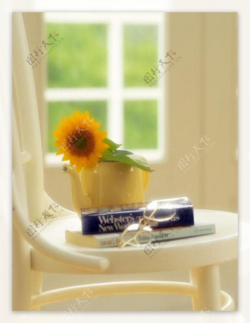 窗前椅子上的向日葵茶壶图片