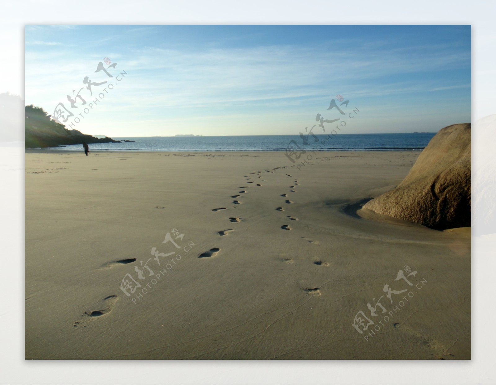 海滩脚印图片