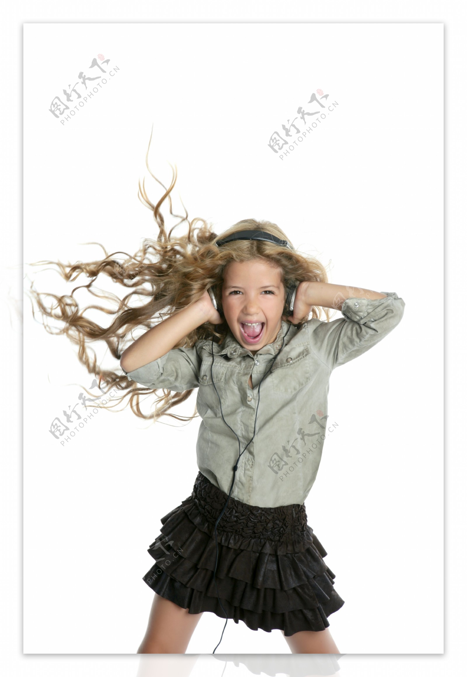 舞蹈听音乐的小女孩图片