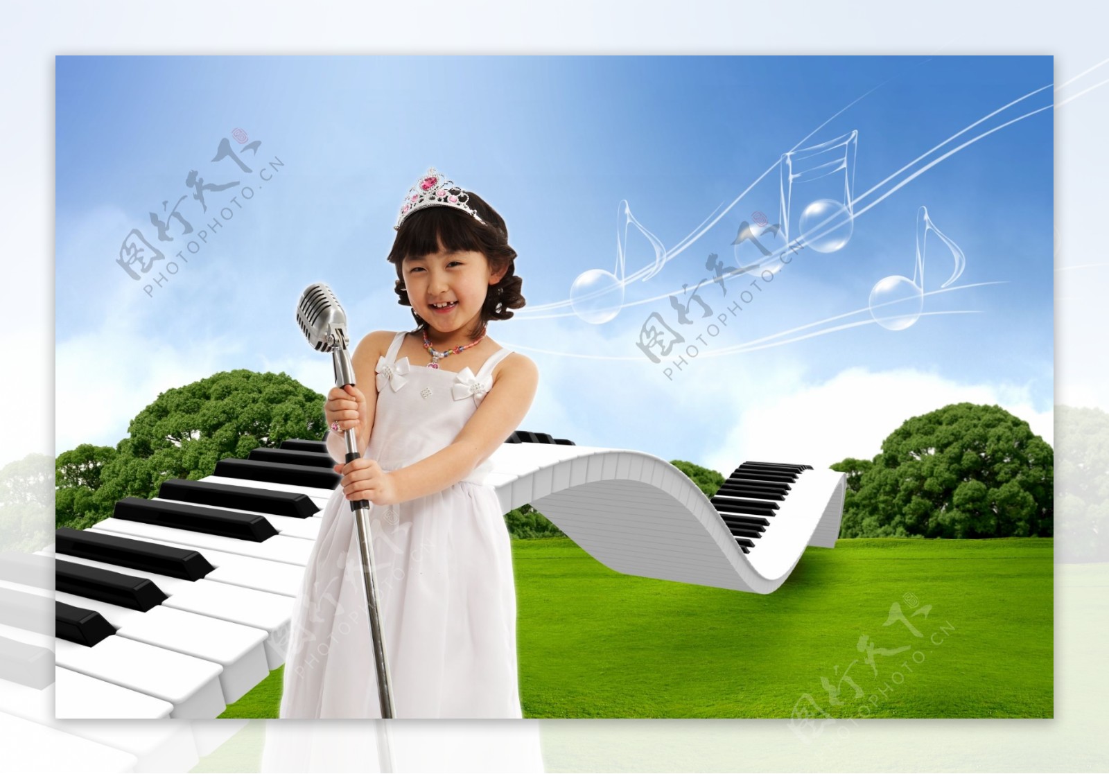 钢琴键旁的小女孩