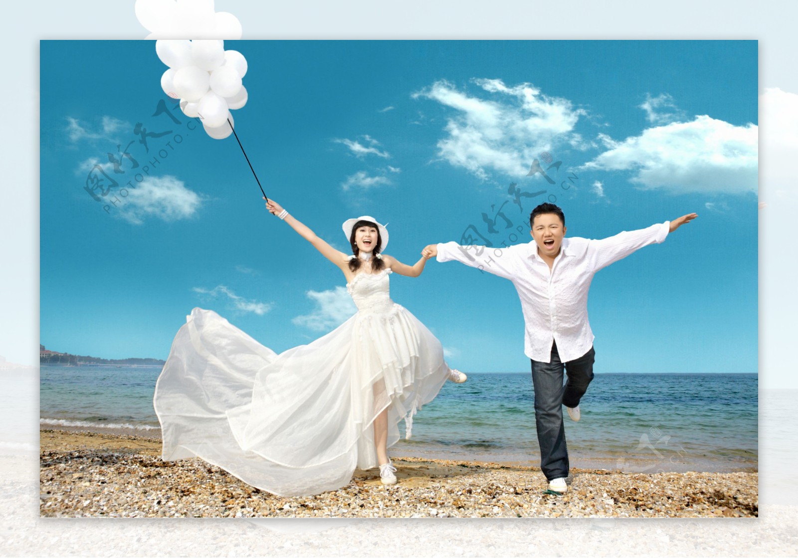 生活中的演戏中的情侣越南伉俪婚纱结婚结婚照牵手奔跑海滩蓝天白云图片