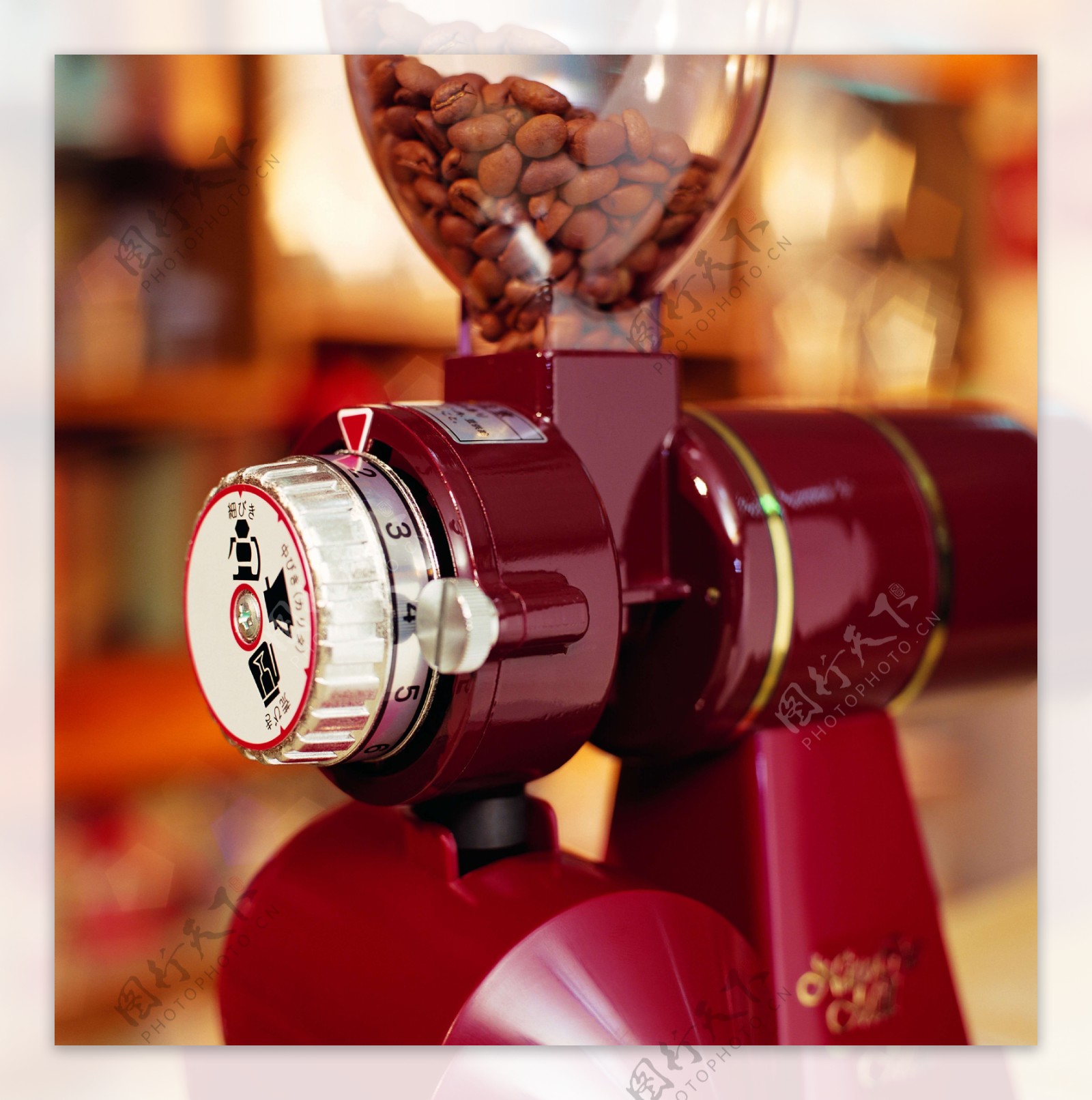 咖啡可可红色研磨机正在研磨的咖啡