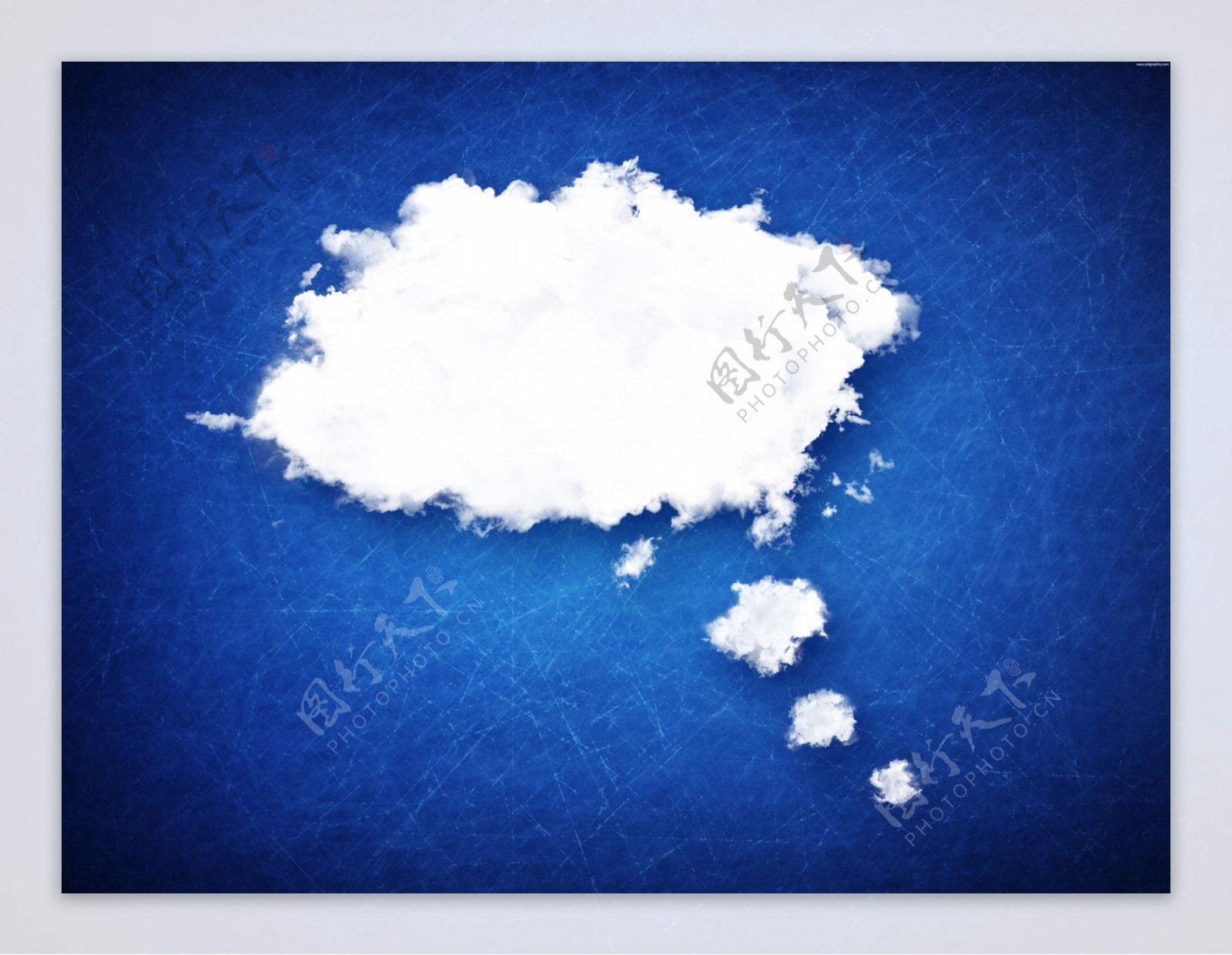 蓬松的白色泡沫云的蓝色背景上的JPG