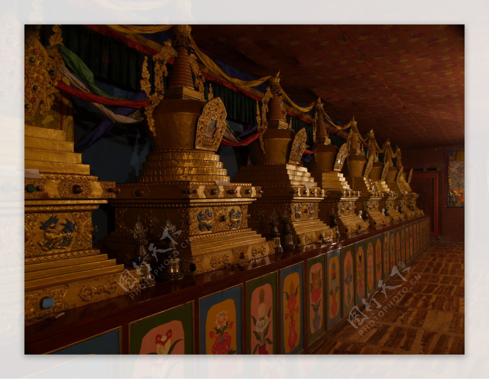 藏传佛教灵塔图片