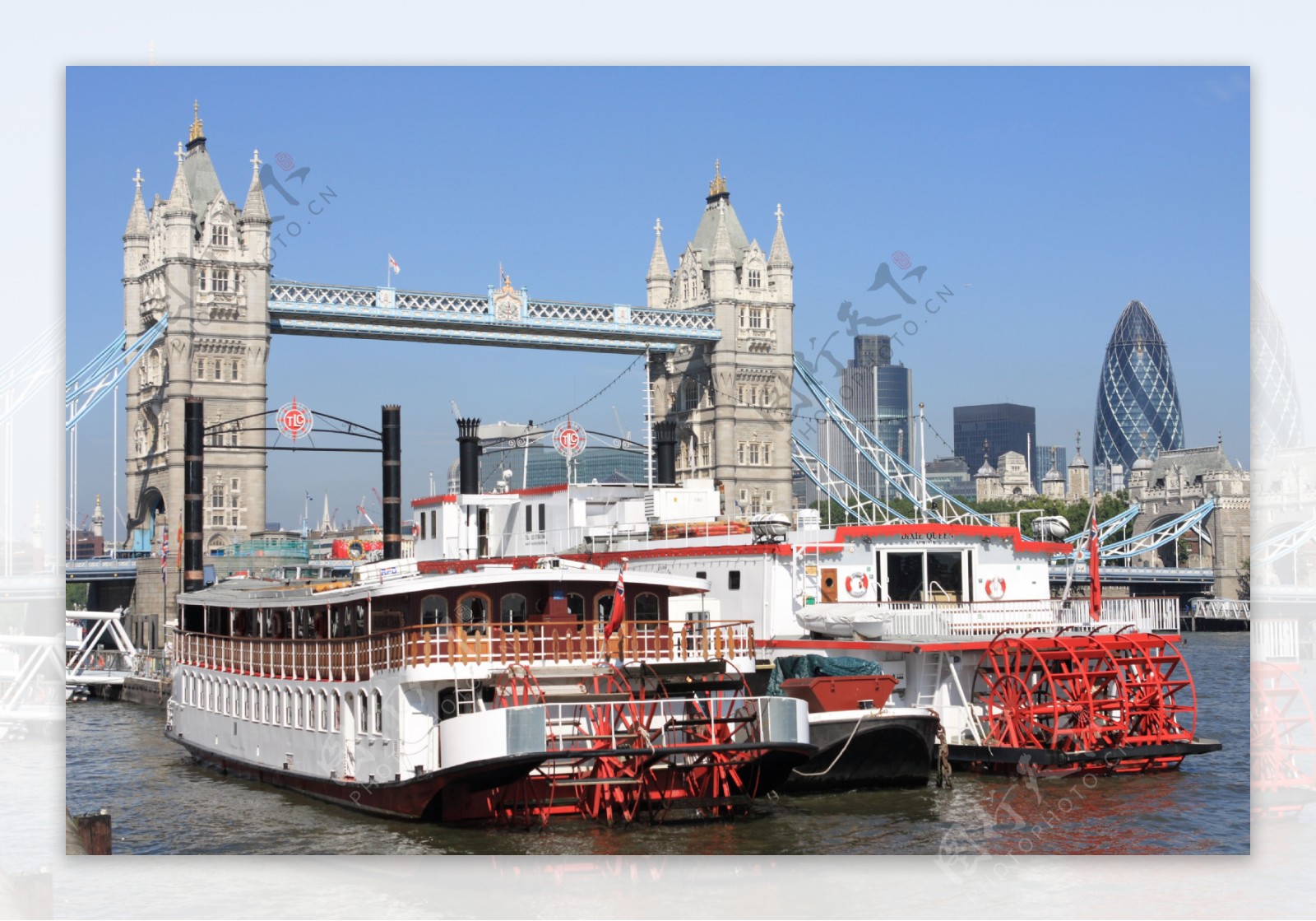 伦敦桥边的轮船图片