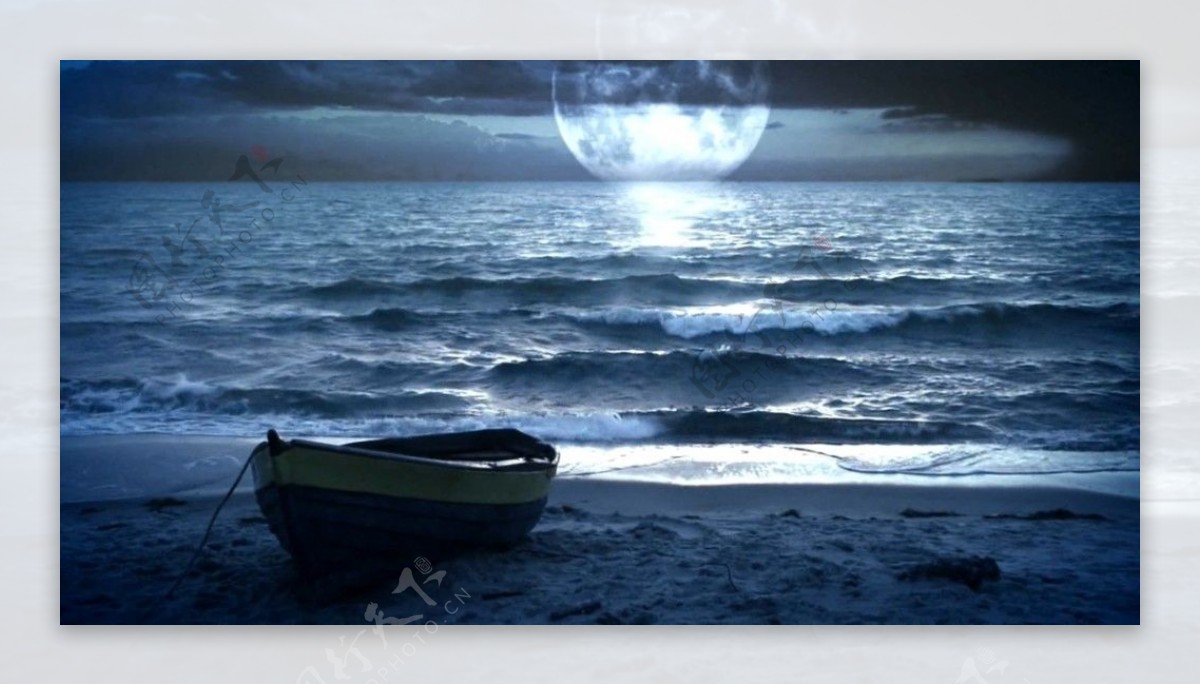 美丽夜晚的海边沙滩小船与月亮素材