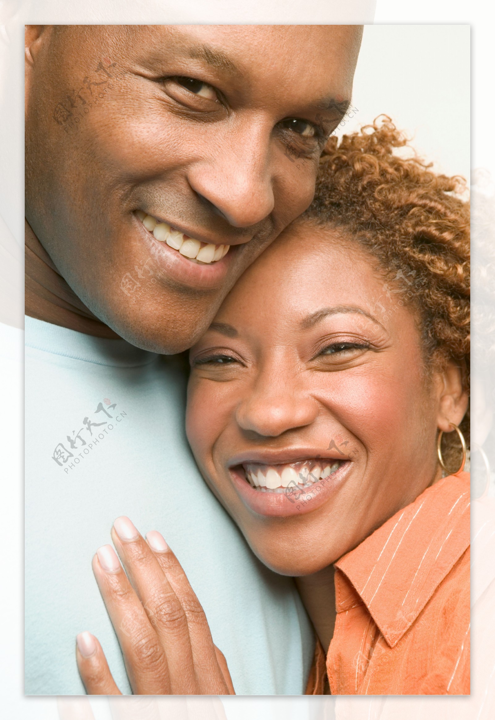特写非洲夫妇拥抱图片