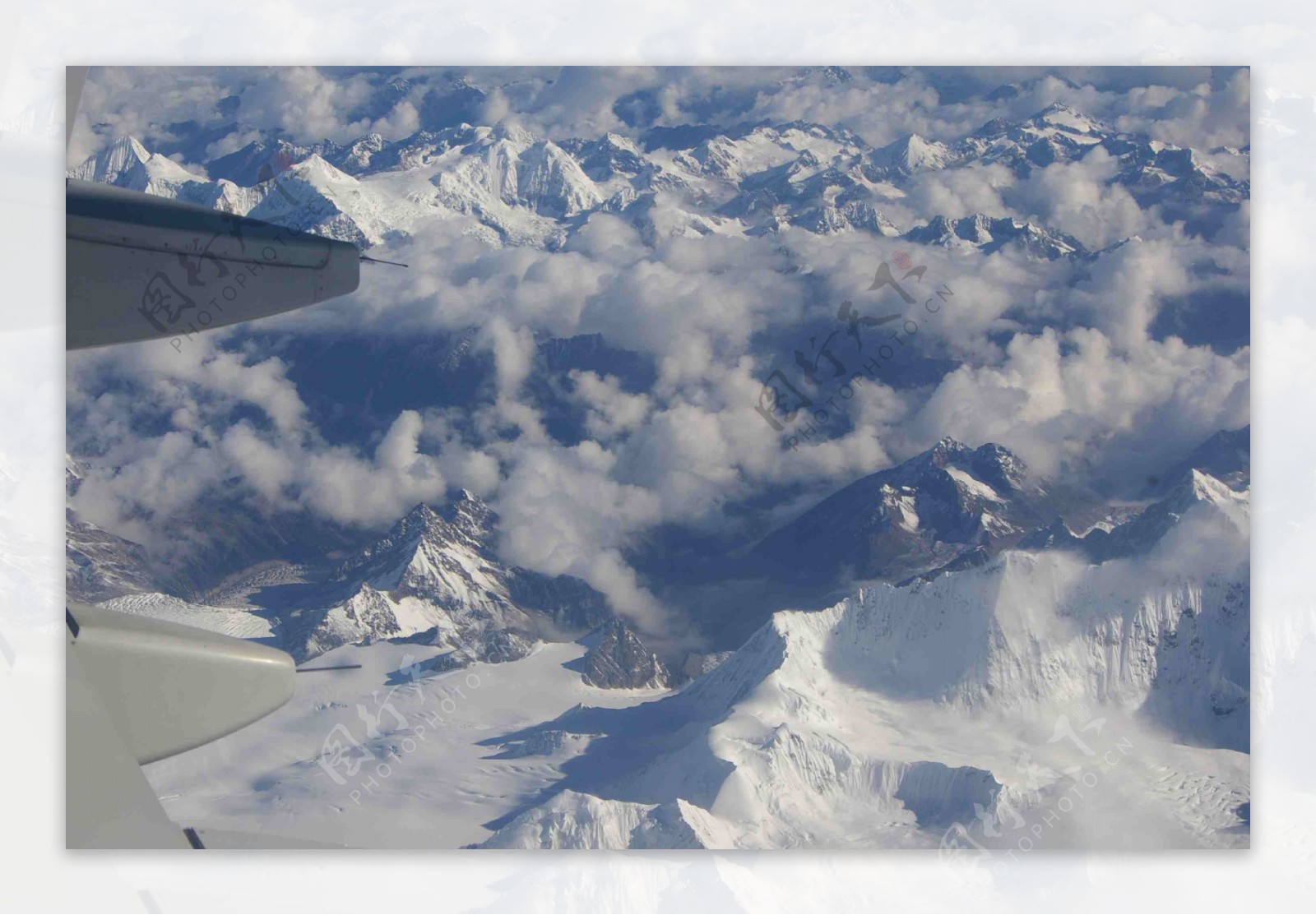 飞机上俯瞰雪山图片