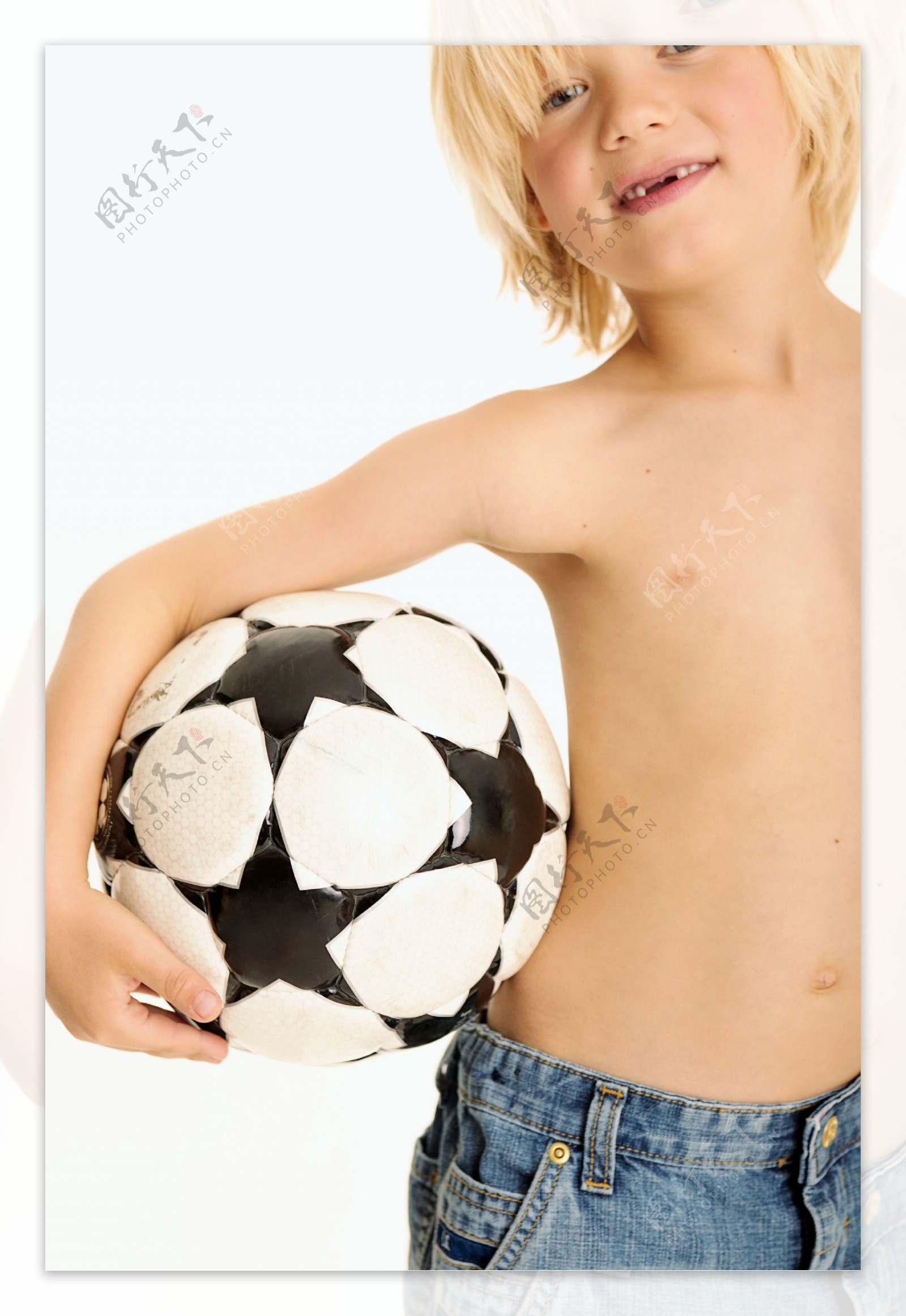 拿着足球的小男孩图片