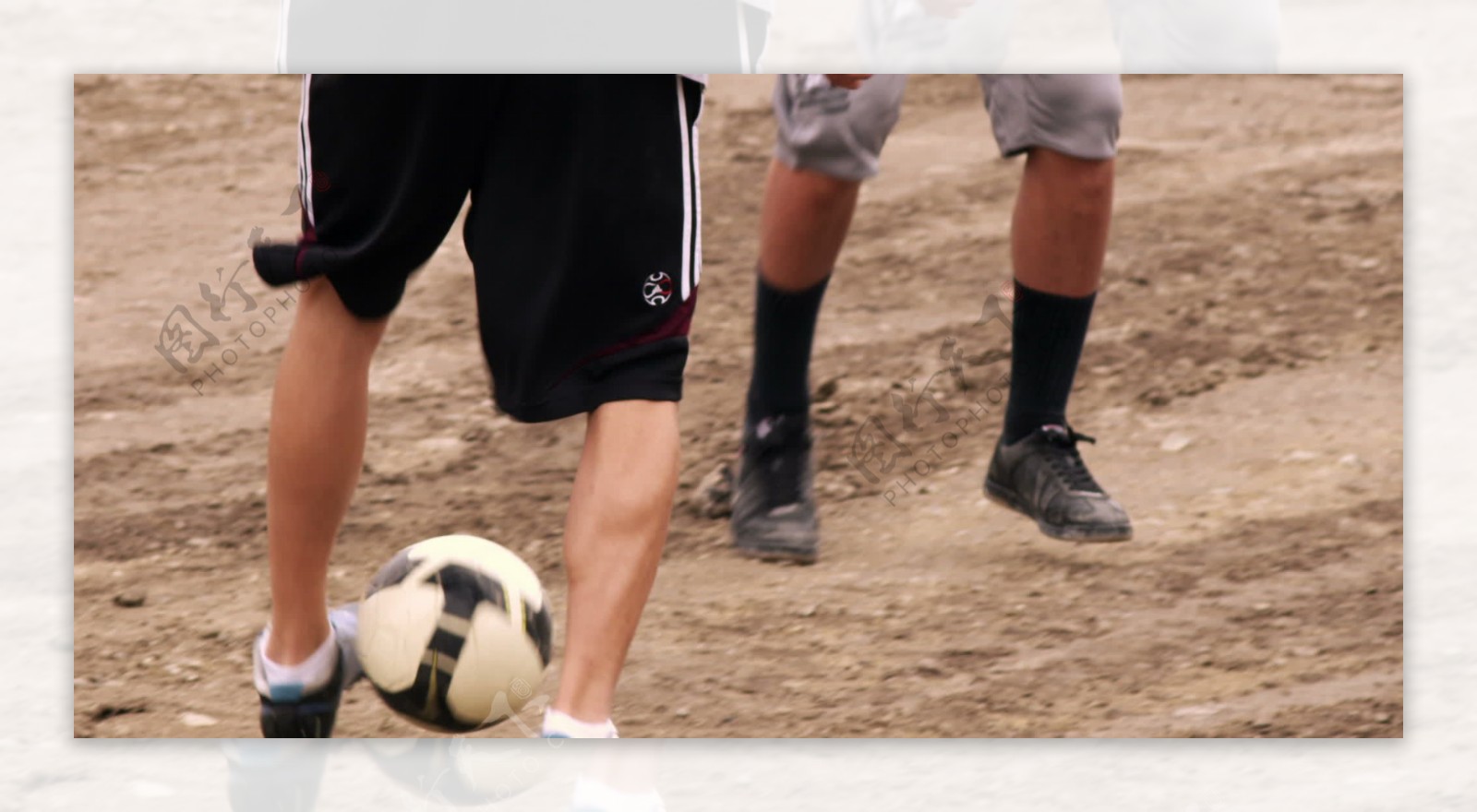 两个男孩在踢足球的污垢股票视频视频免费下载