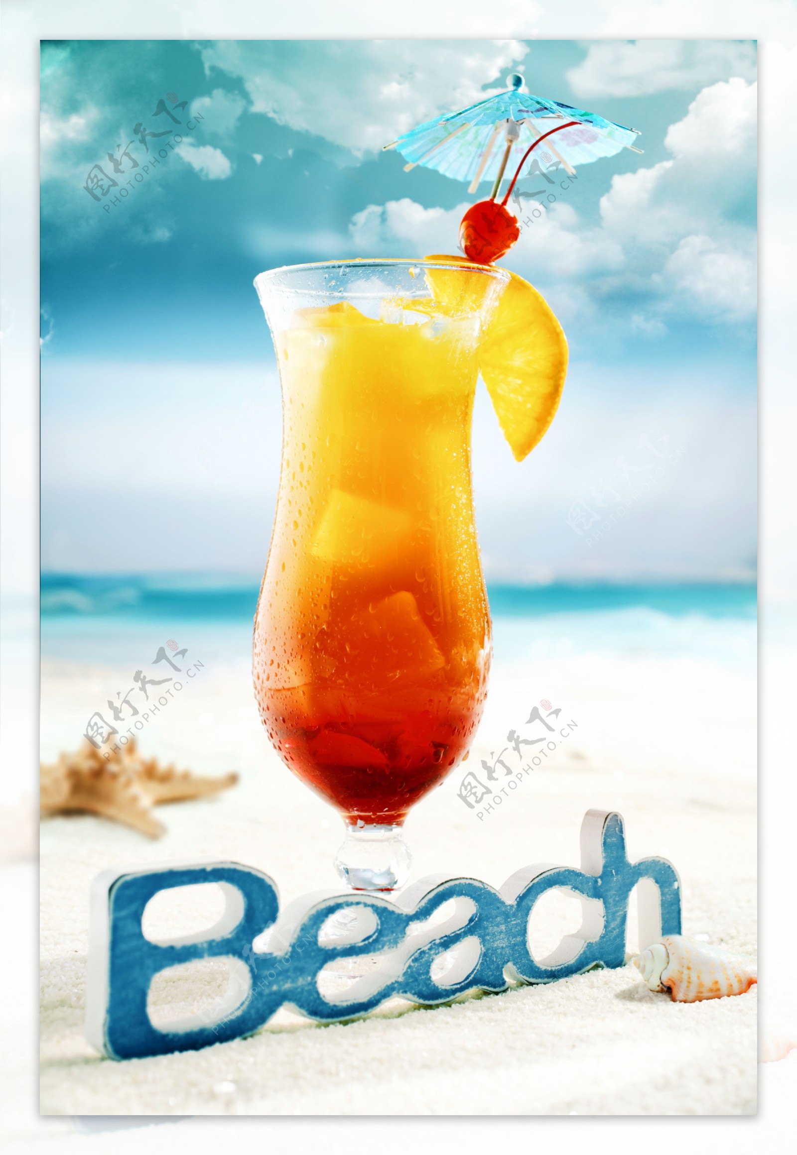 海滩上的夏日冰爽饮品图片