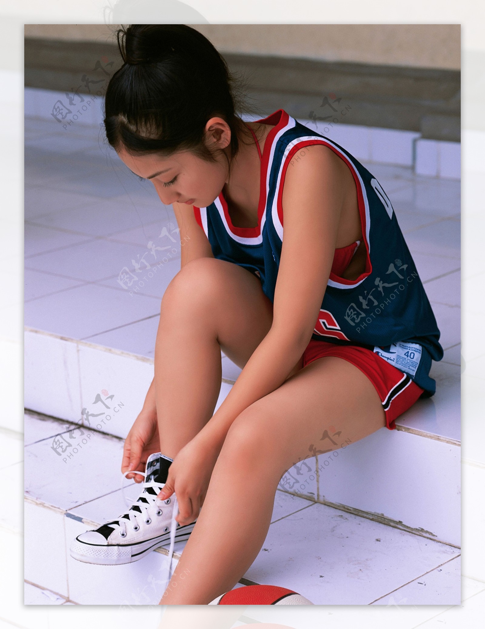 绑鞋带的篮球女孩图片