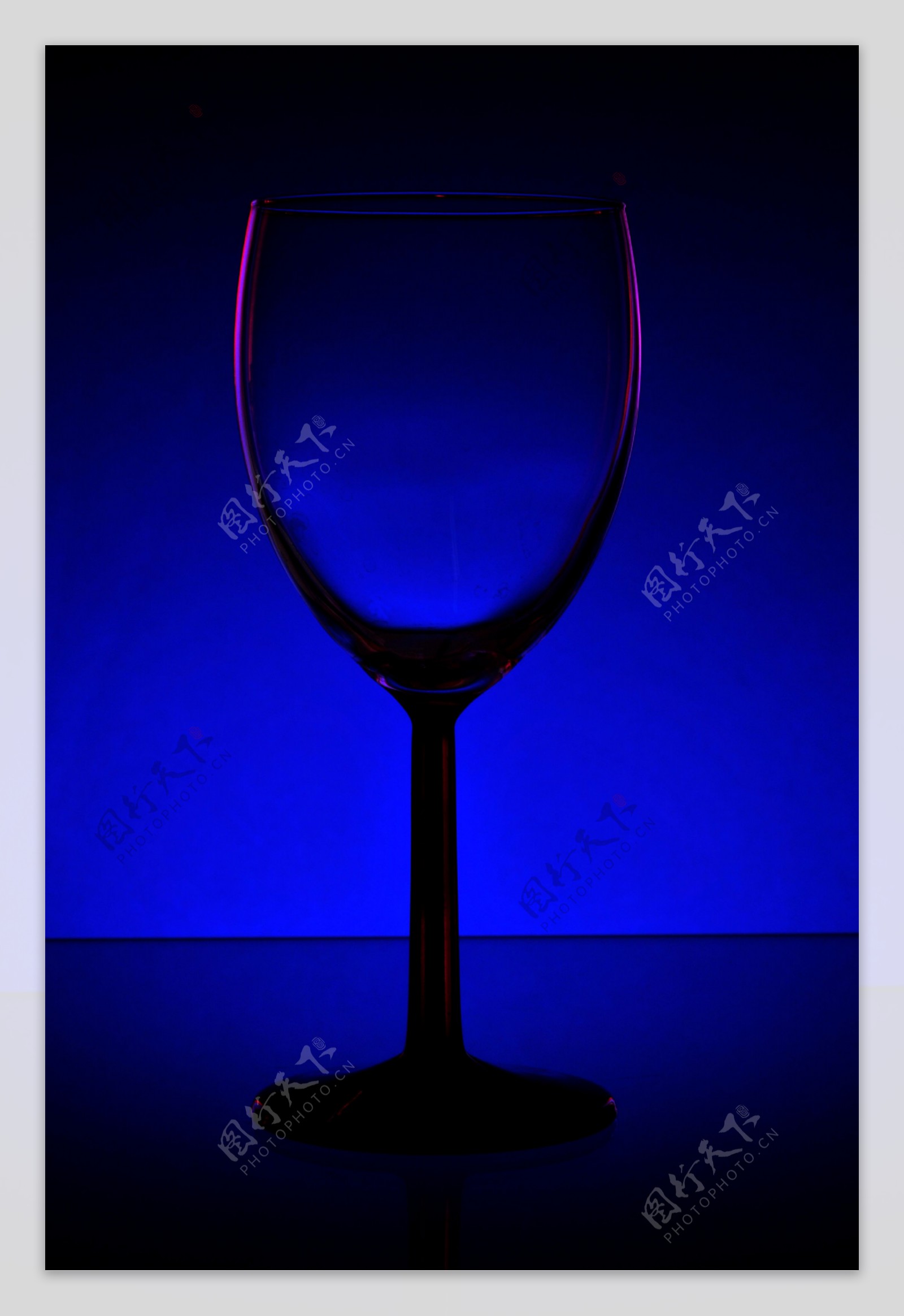 黑暗中的酒杯图片