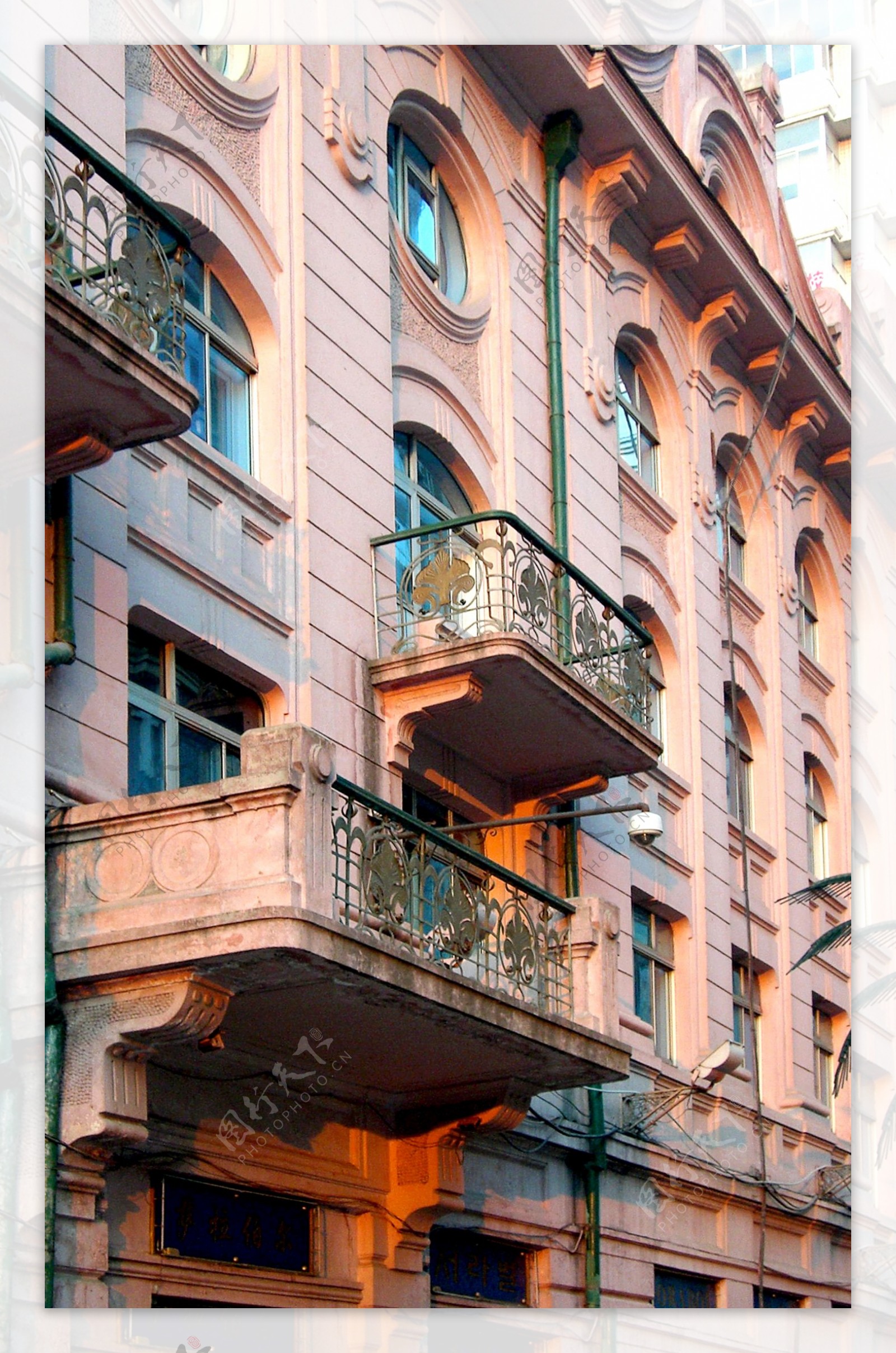 哈尔滨中央大街街景欧式建筑夕阳红色2