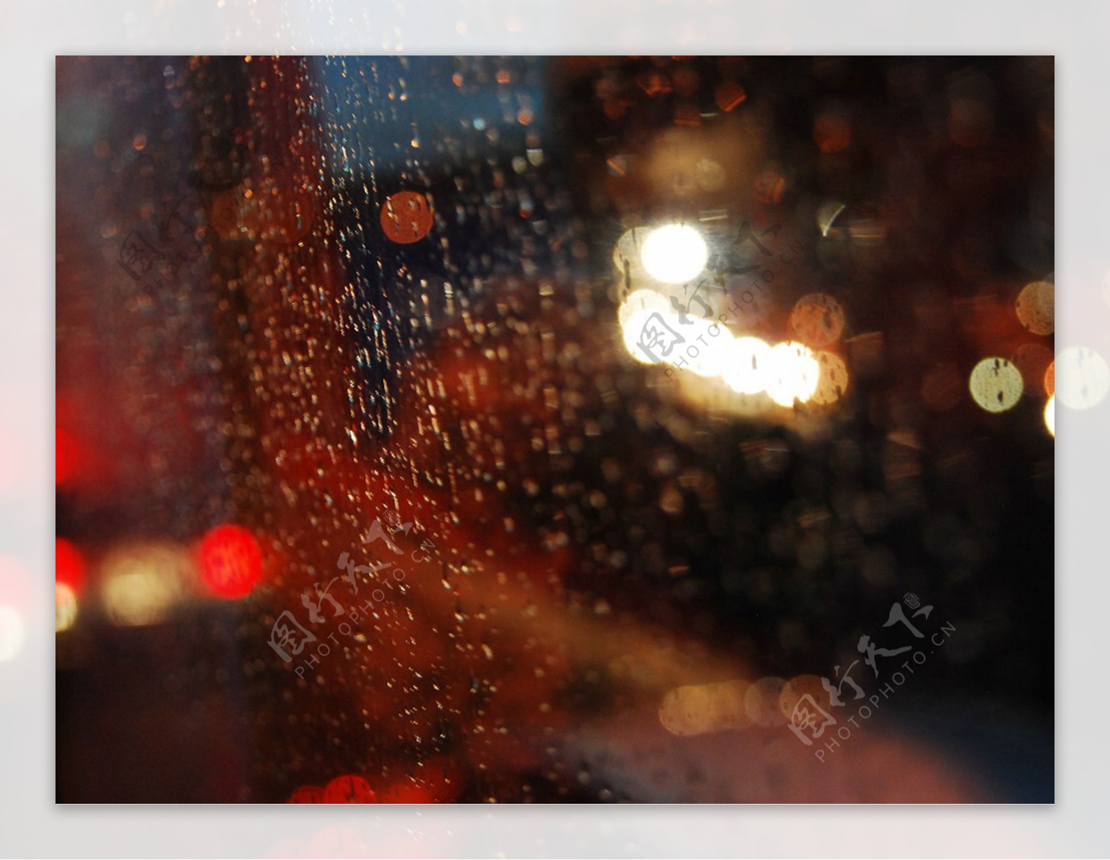 雨后玻璃上的水滴图片