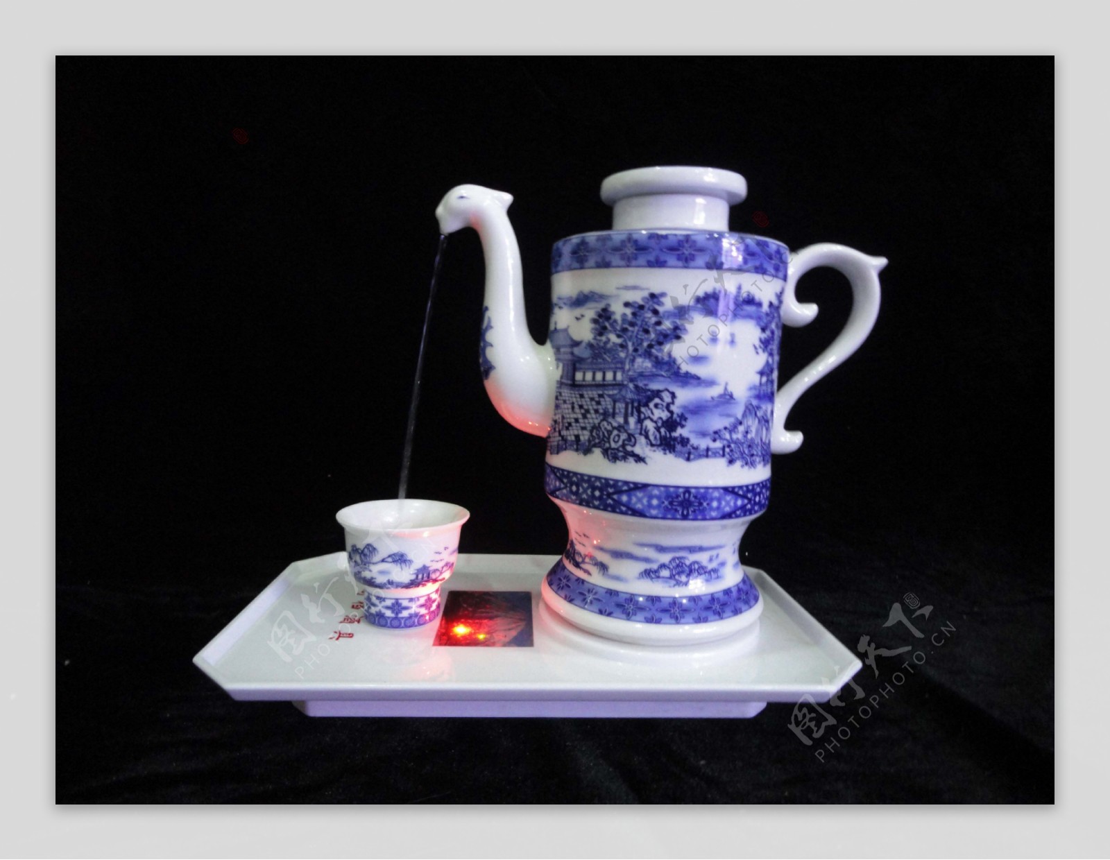 青花瓷自动酒壶图片