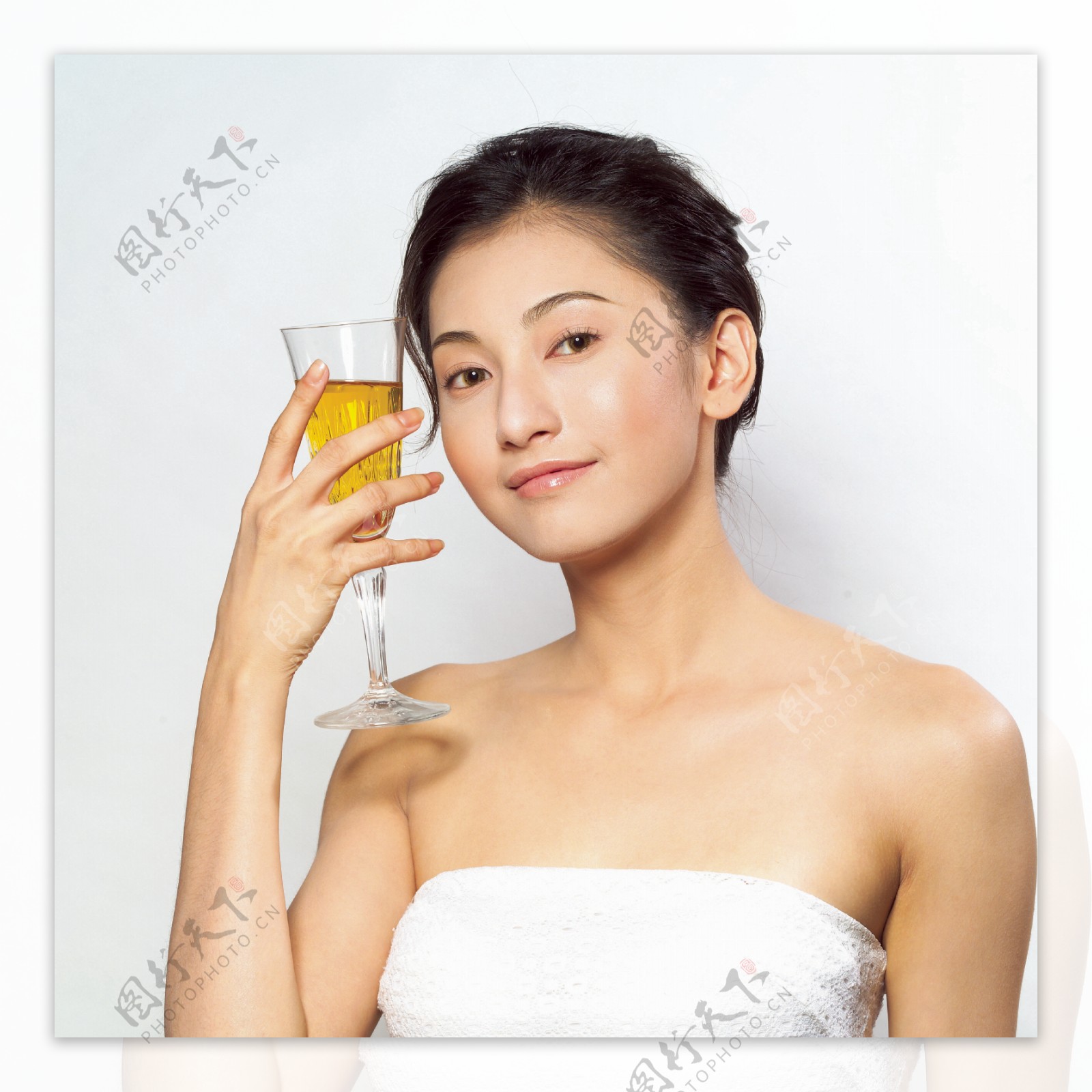 女性喝饮料图片