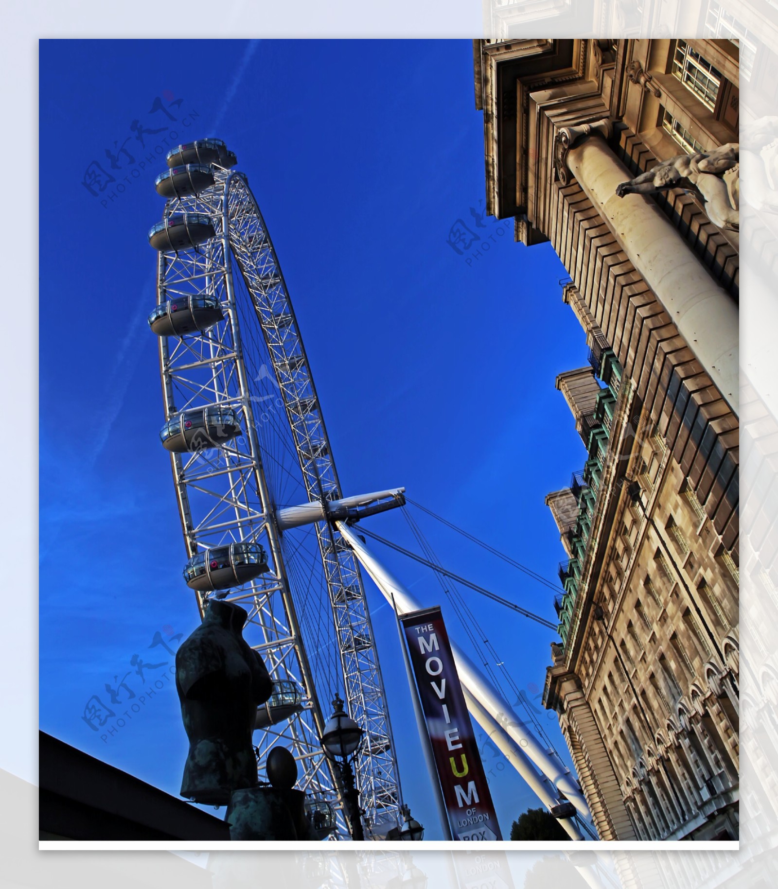 伦敦眼,又称千禧之轮，坐落在伦敦泰晤士河畔，是世界第四大摩天轮