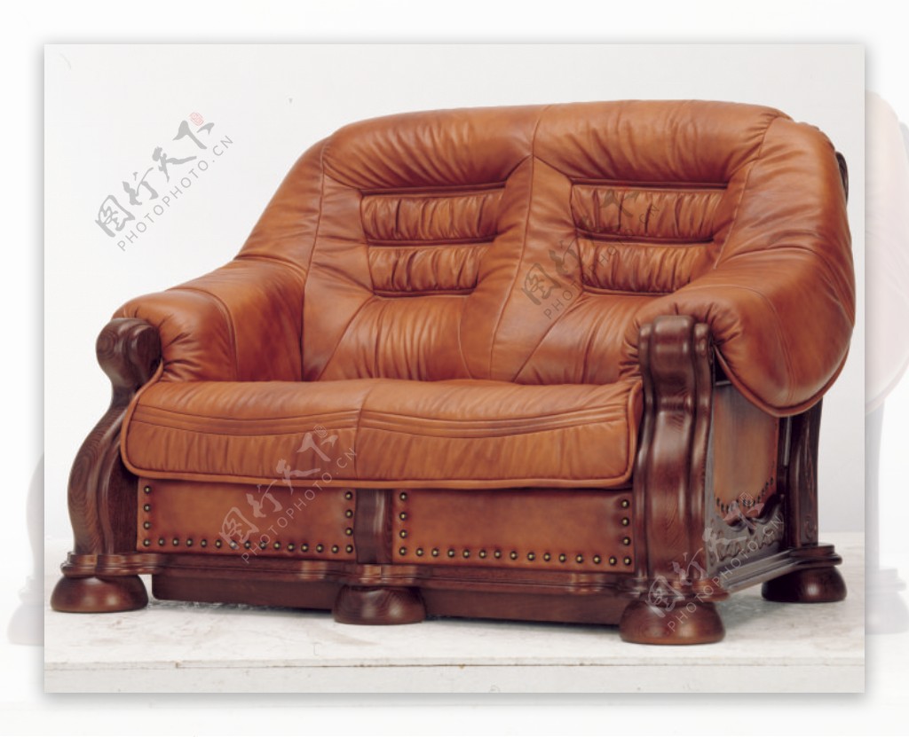 现代的双座位的褐色的沙发
