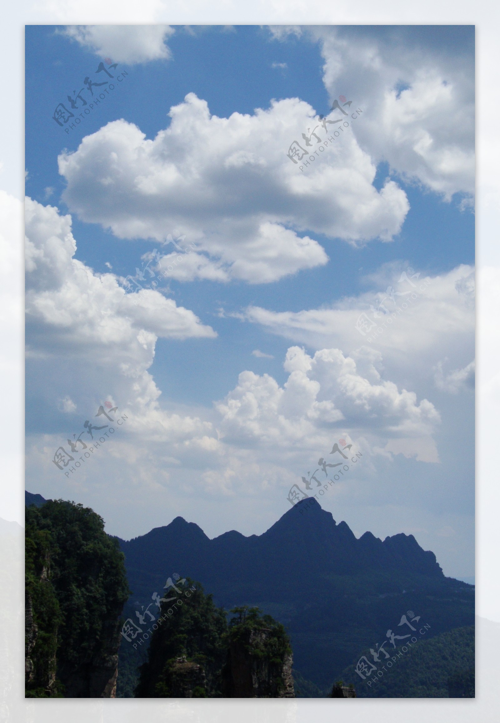 蓝天白云群山背景