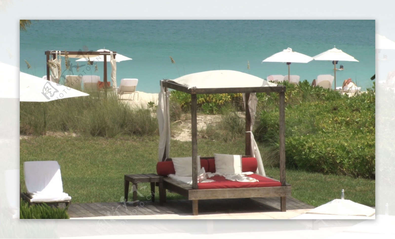 酒店度假小屋和海滨沙滩2股票视频录像的椅子