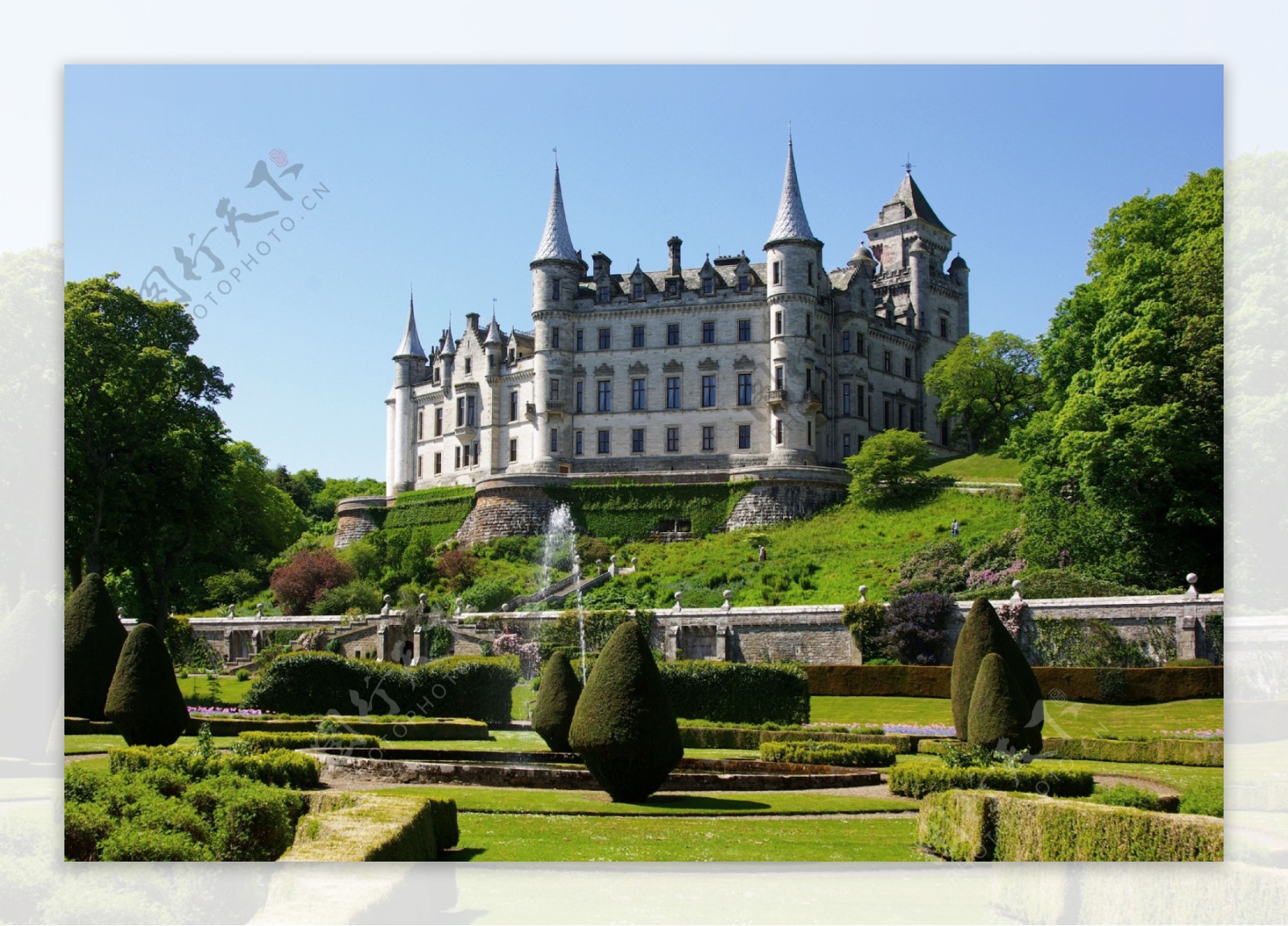 欧式城堡草坪树木图片