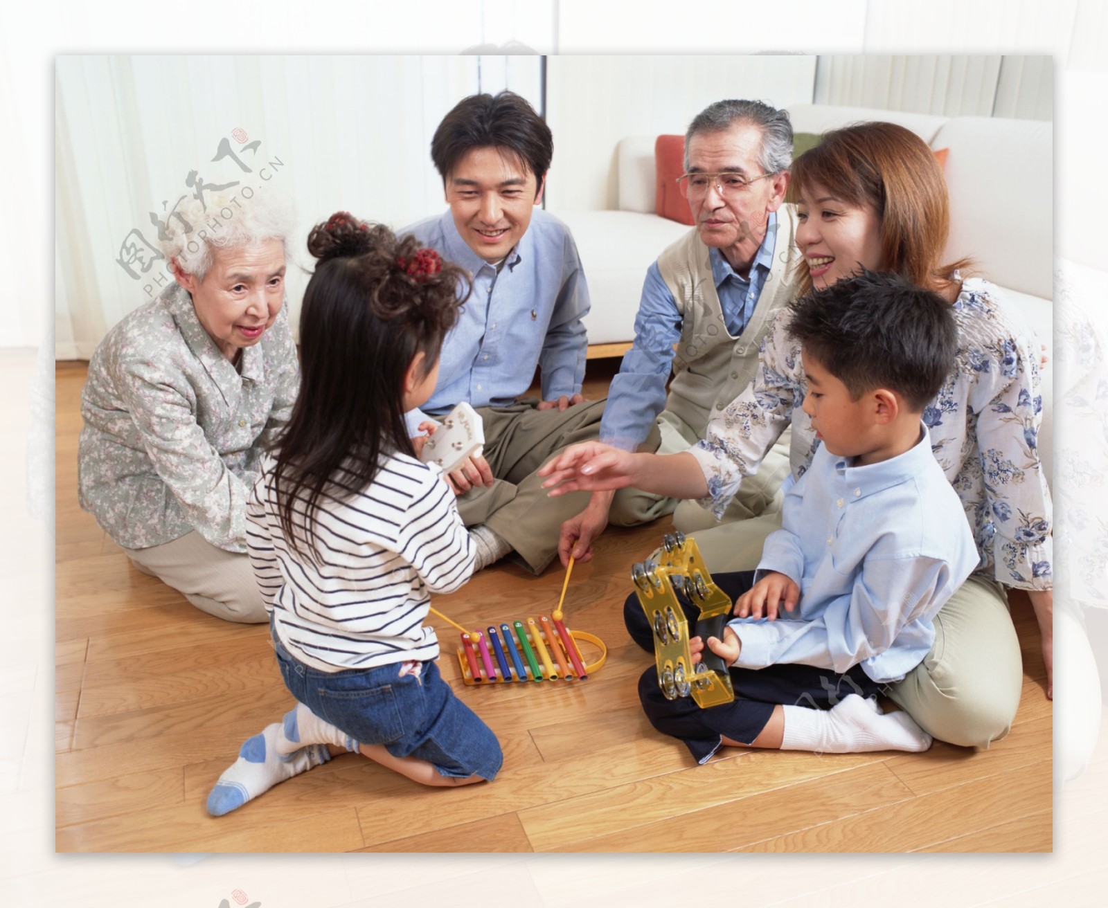 幸福的亚洲家庭享受家庭时间一起在公园里幸福一家三口图片下载 - 觅知网