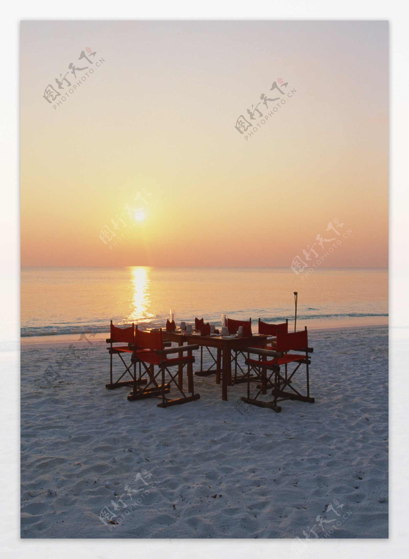 海边沙滩海滩悠闲度假桌椅