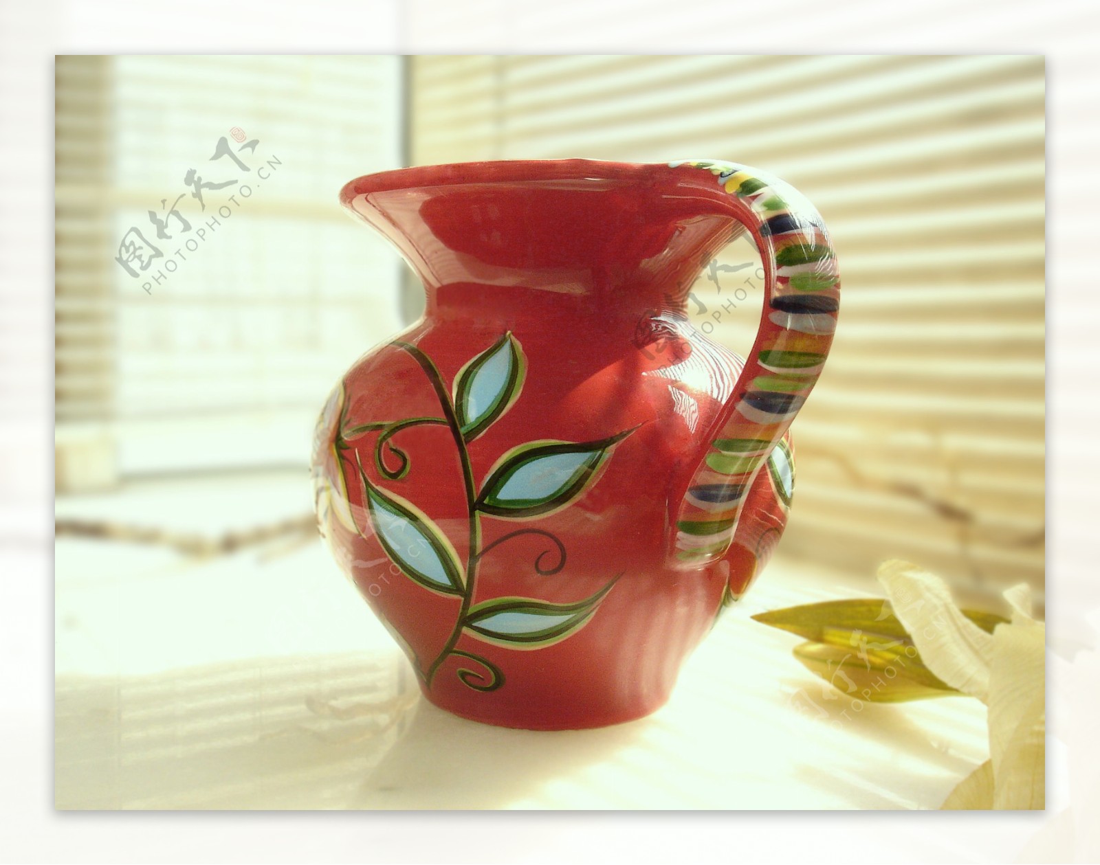 红色花瓶水罐图片