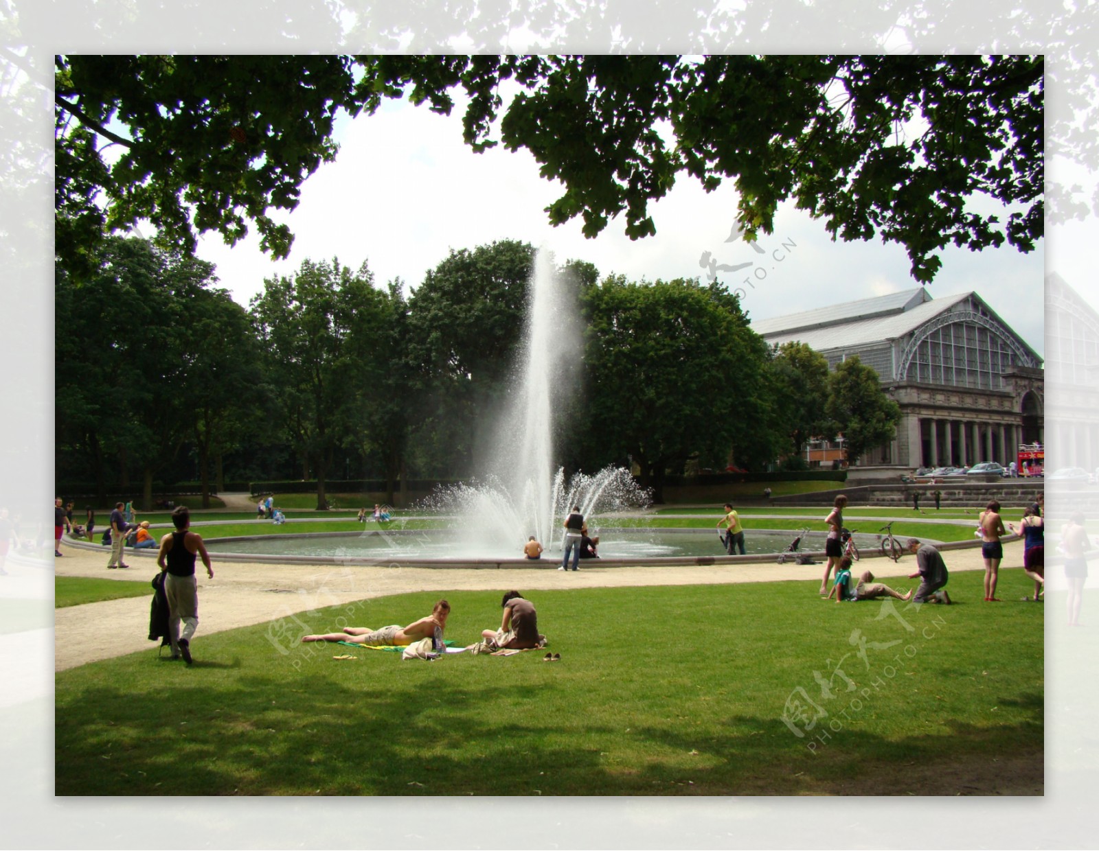 欧美风情比利时广场草地喷泉