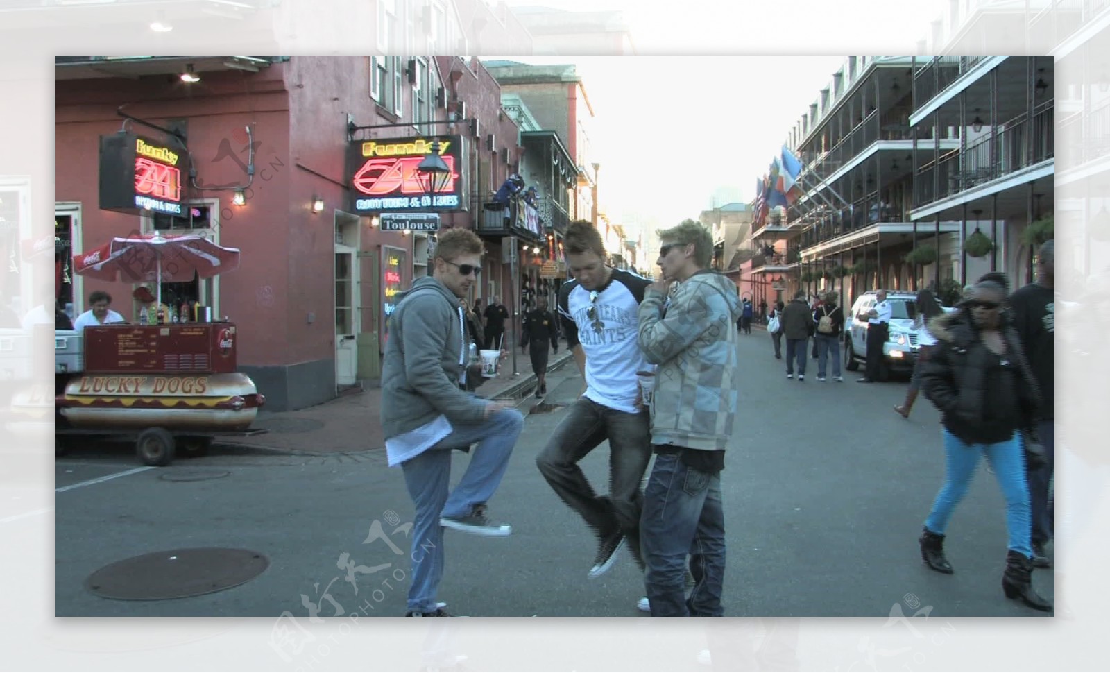 男孩跳舞在波旁街股票视频视频免费下载