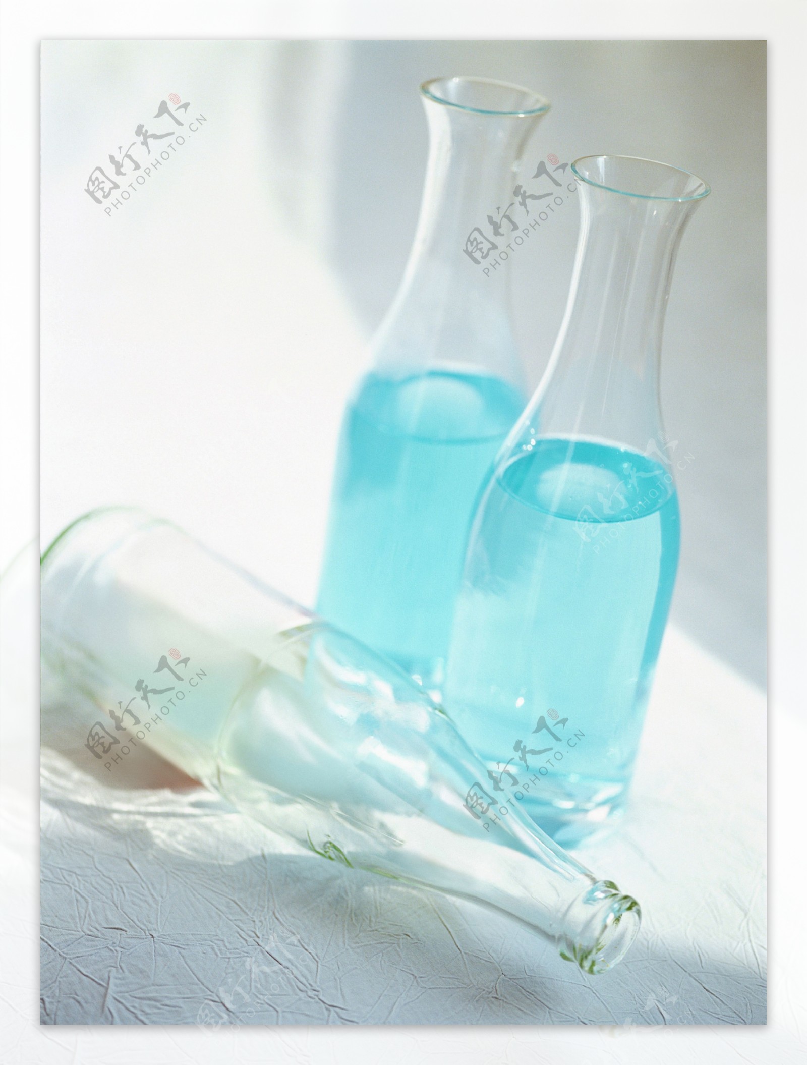 静物物品创意组合造型玻璃瓶子蓝色水