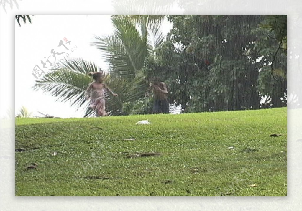 在雨中股票视频画面运行斐济的孩子视频免费下载