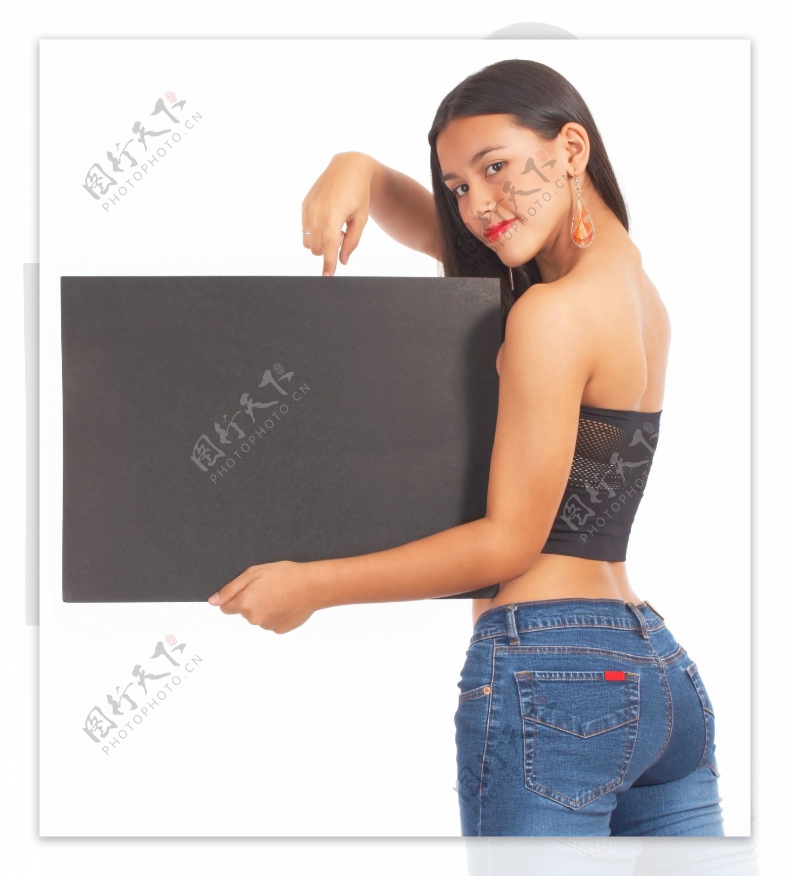 性感的女孩拿着一张空白板
