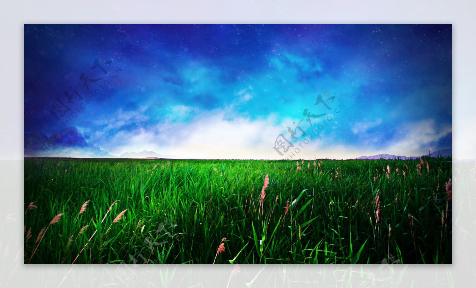 梦幻蓝天下的绿草地