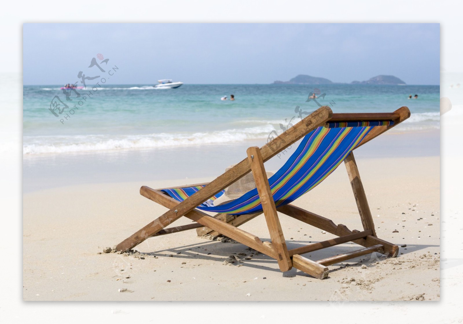 沙滩休闲躺椅与海水风景