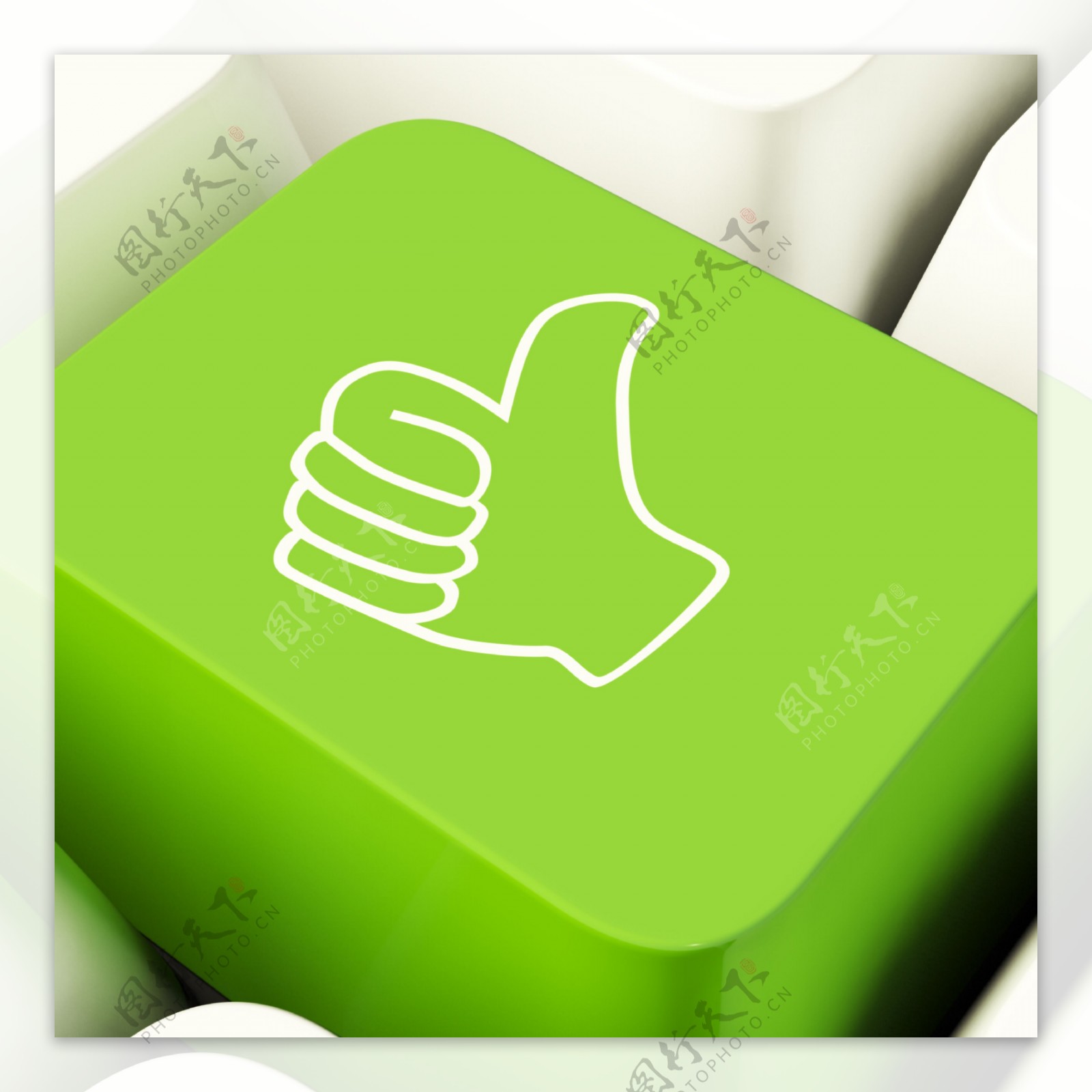 大拇指在绿色显示批准电脑钥匙和一个风扇