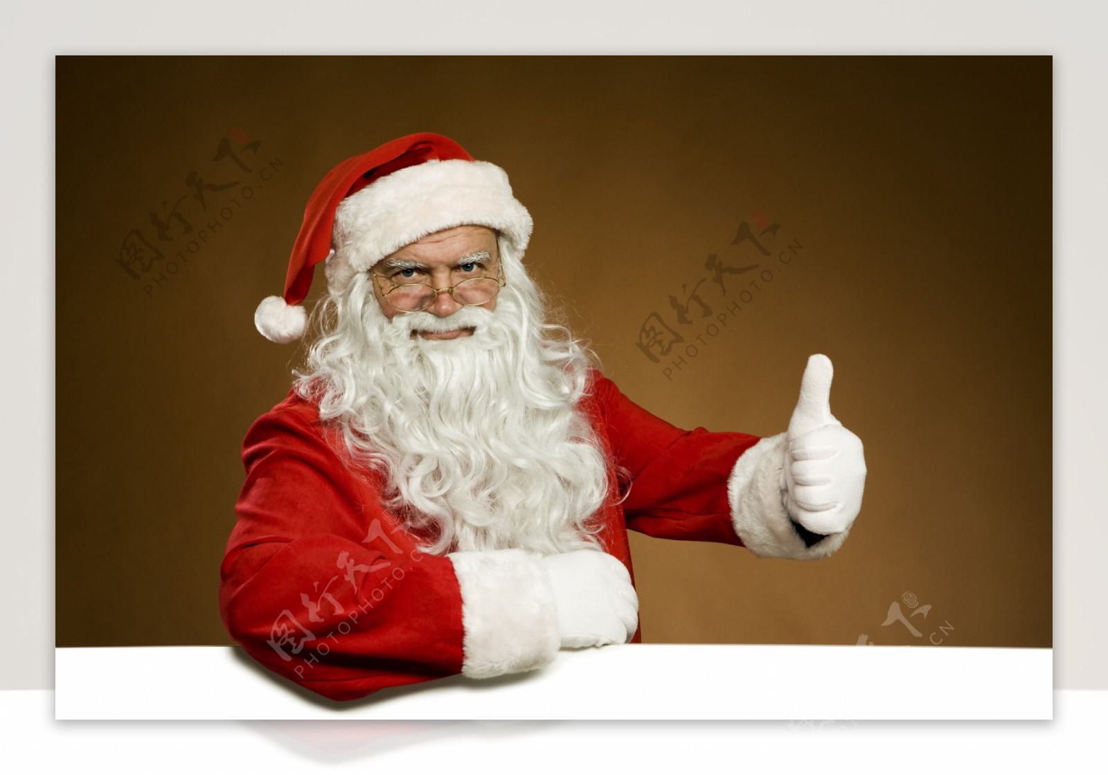空白广告牌边竖起大拇指的圣诞老人图片