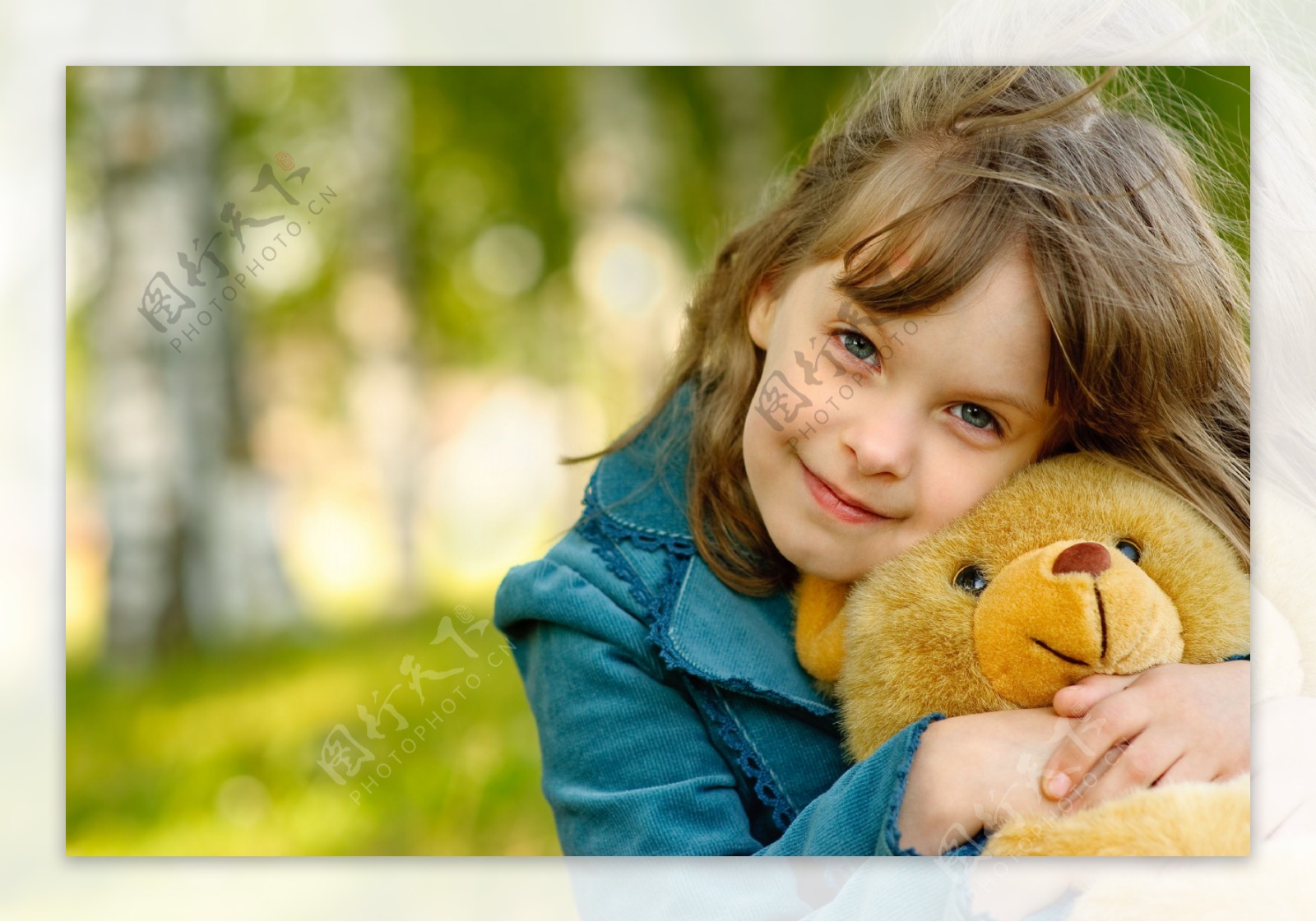 笑着的小女孩玩具熊高清摄影图片