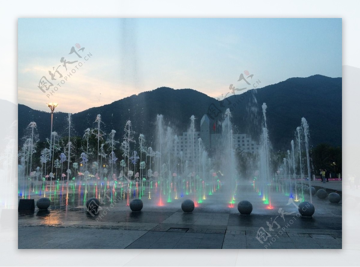 临海市政广场的喷泉图片