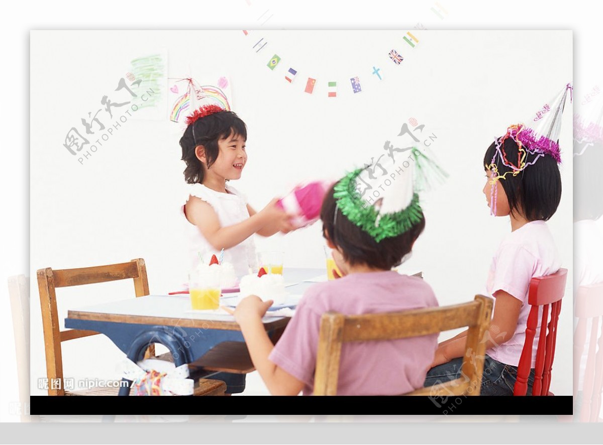 在生日聚会上，一群孩子围坐在一张桌子旁照片摄影图片_ID:159365581-Veer图库