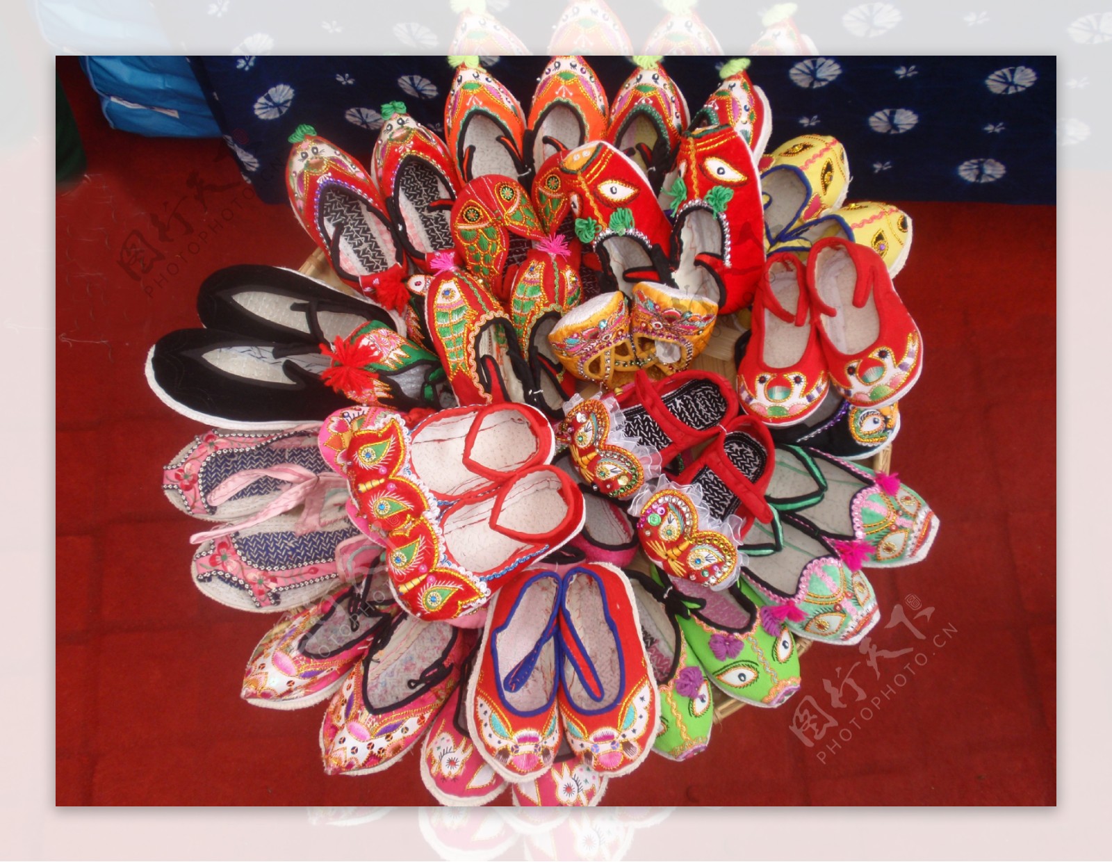 傣族刺绣鞋子图片