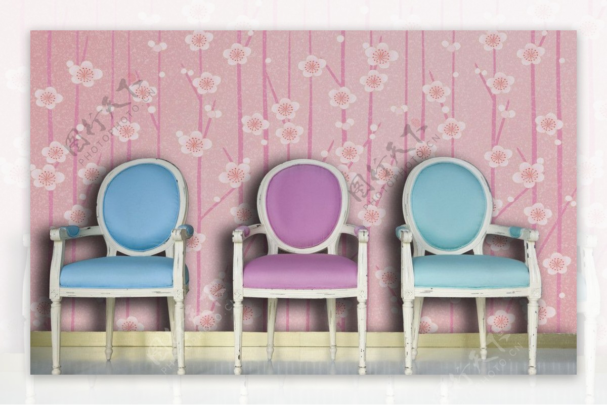梅花背景彩色椅子图片