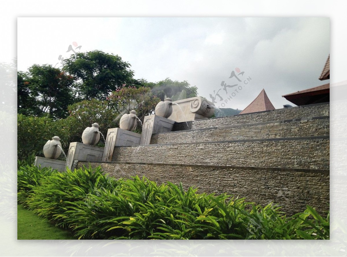 海南三亚城市绿化喷泉雕塑景观图片