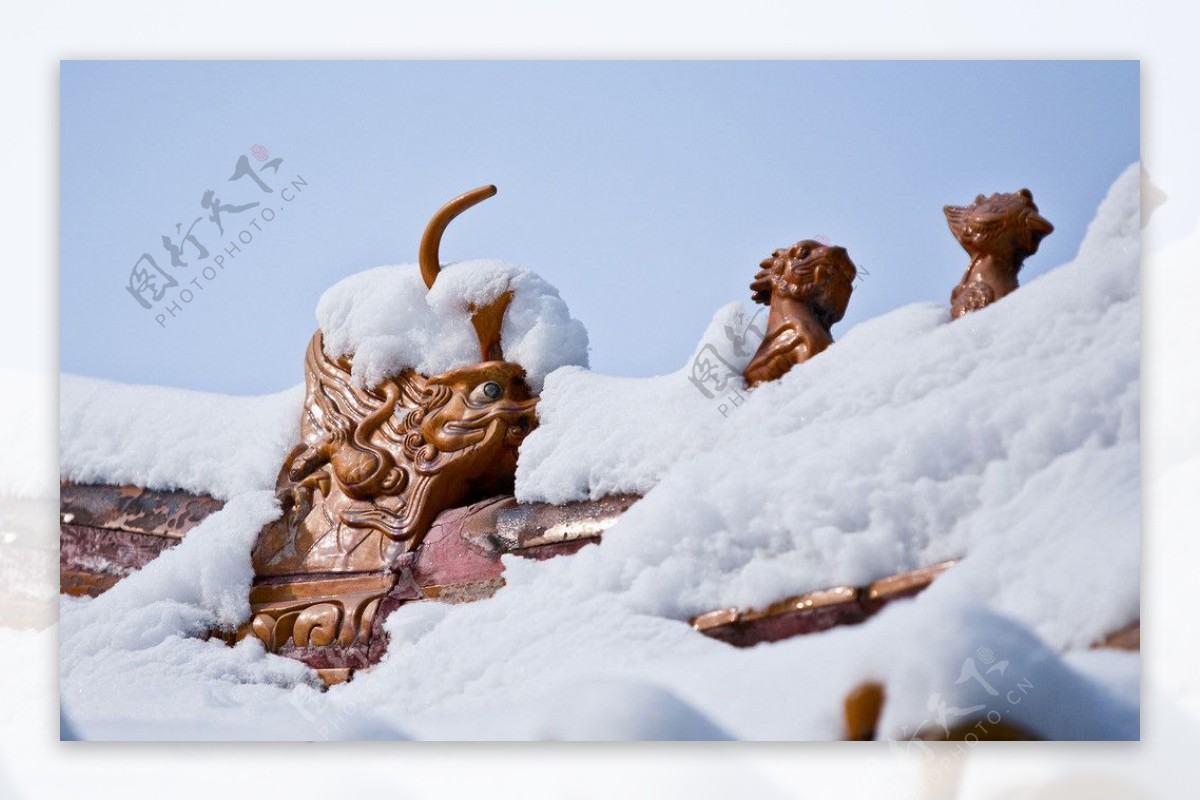 积雪下的琉璃瓦屋脊图片