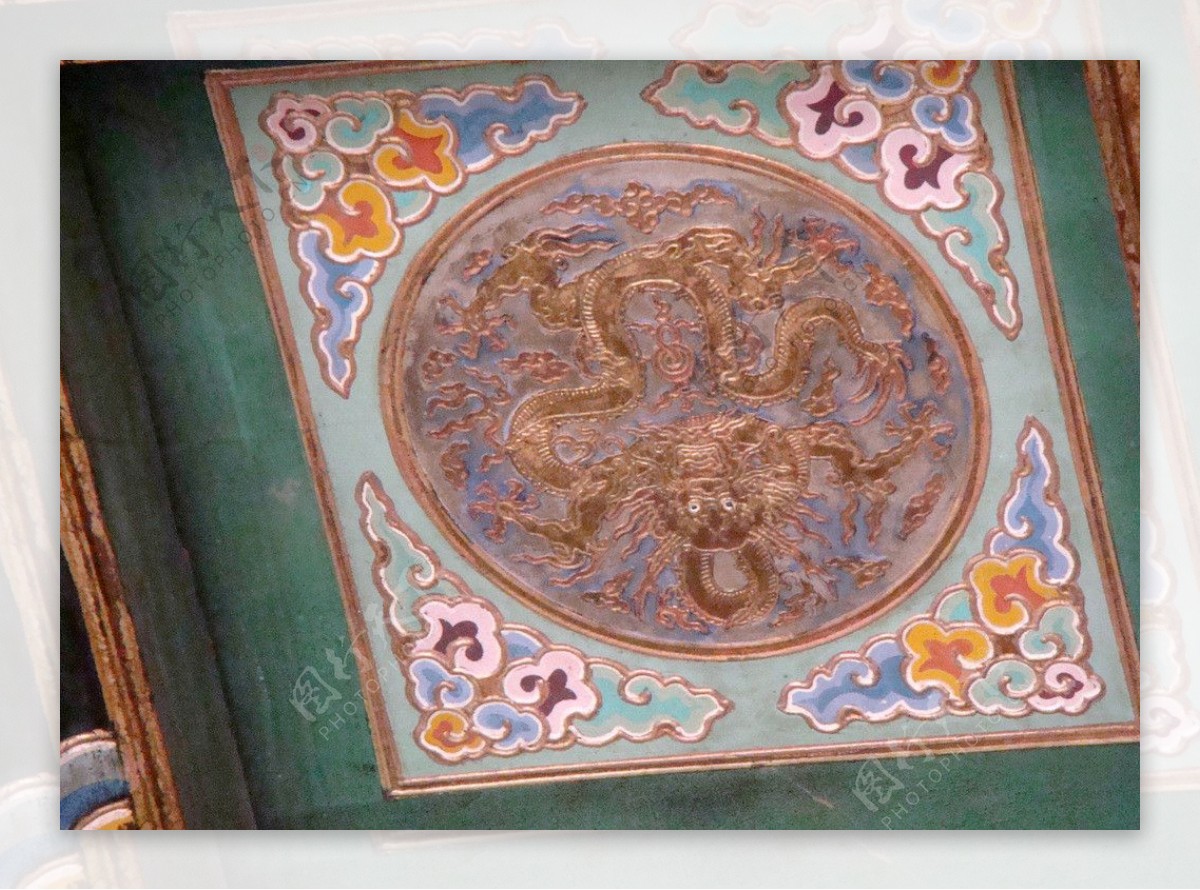 故宫房檐房柱上的镀金龙画图片